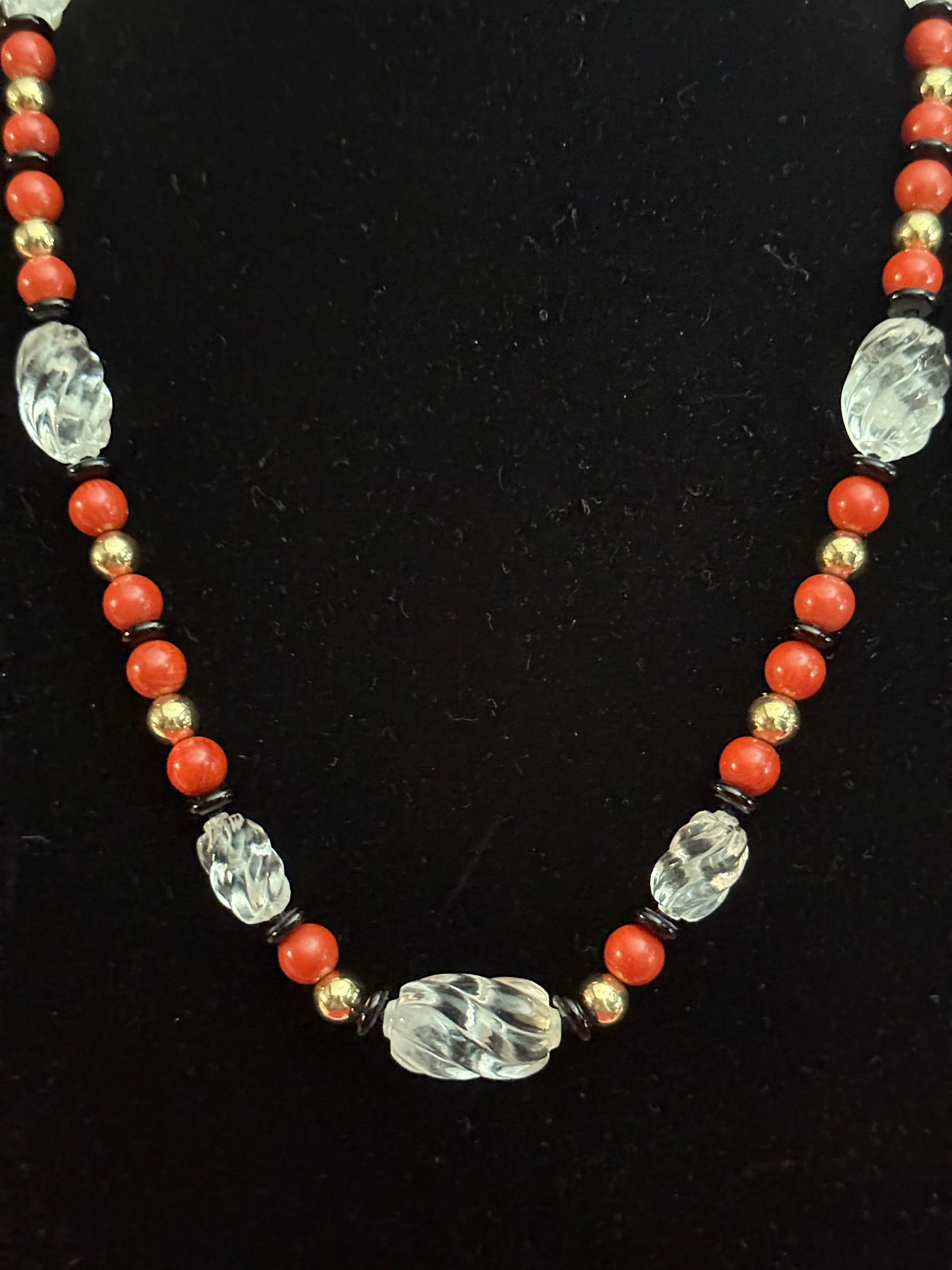 Corallo rosso, cristallo di rocca, rondelle d'oro e onice nera. in vendita 7