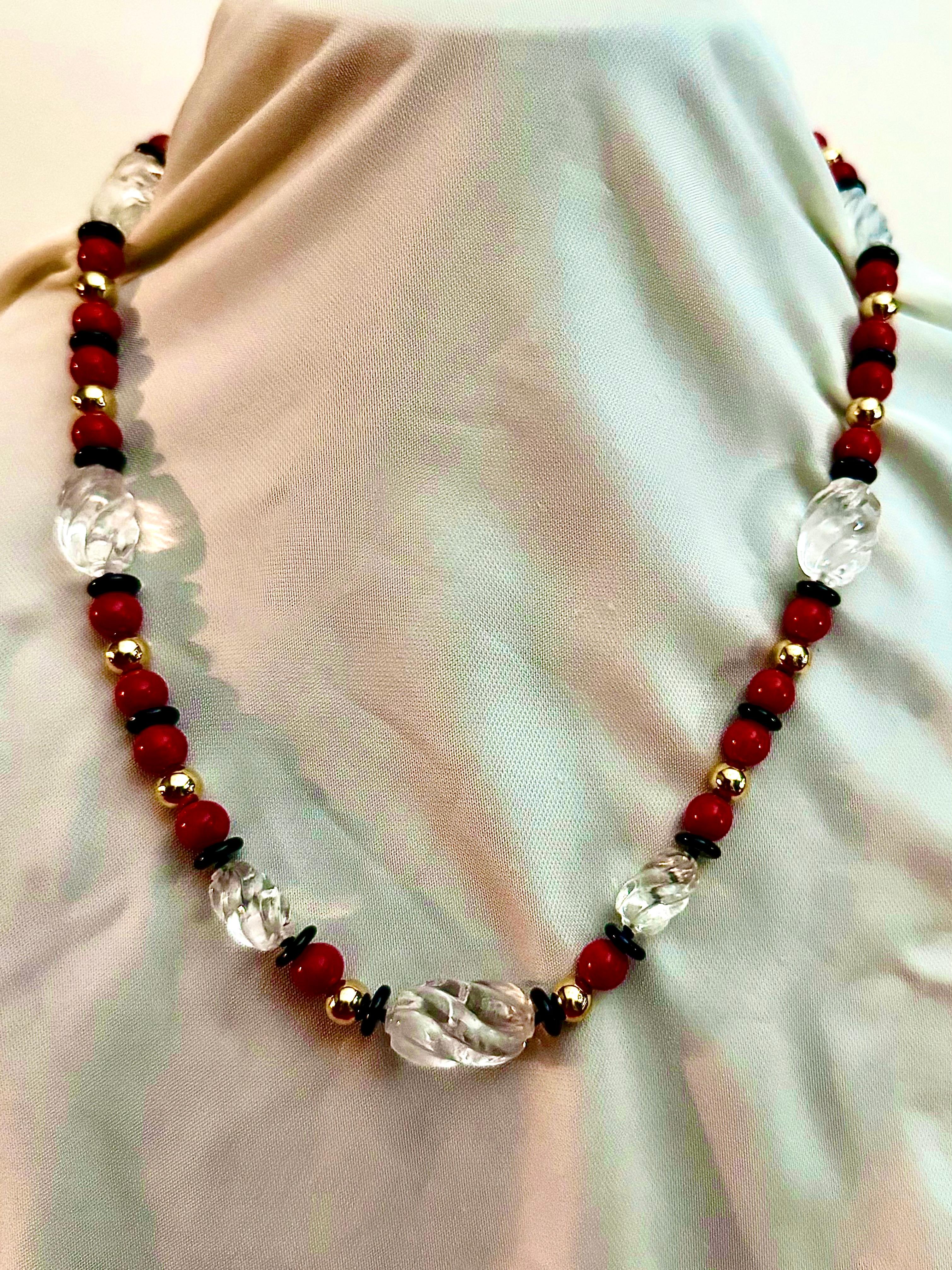 Corallo rosso, cristallo di rocca, rondelle d'oro e onice nera. in vendita 8
