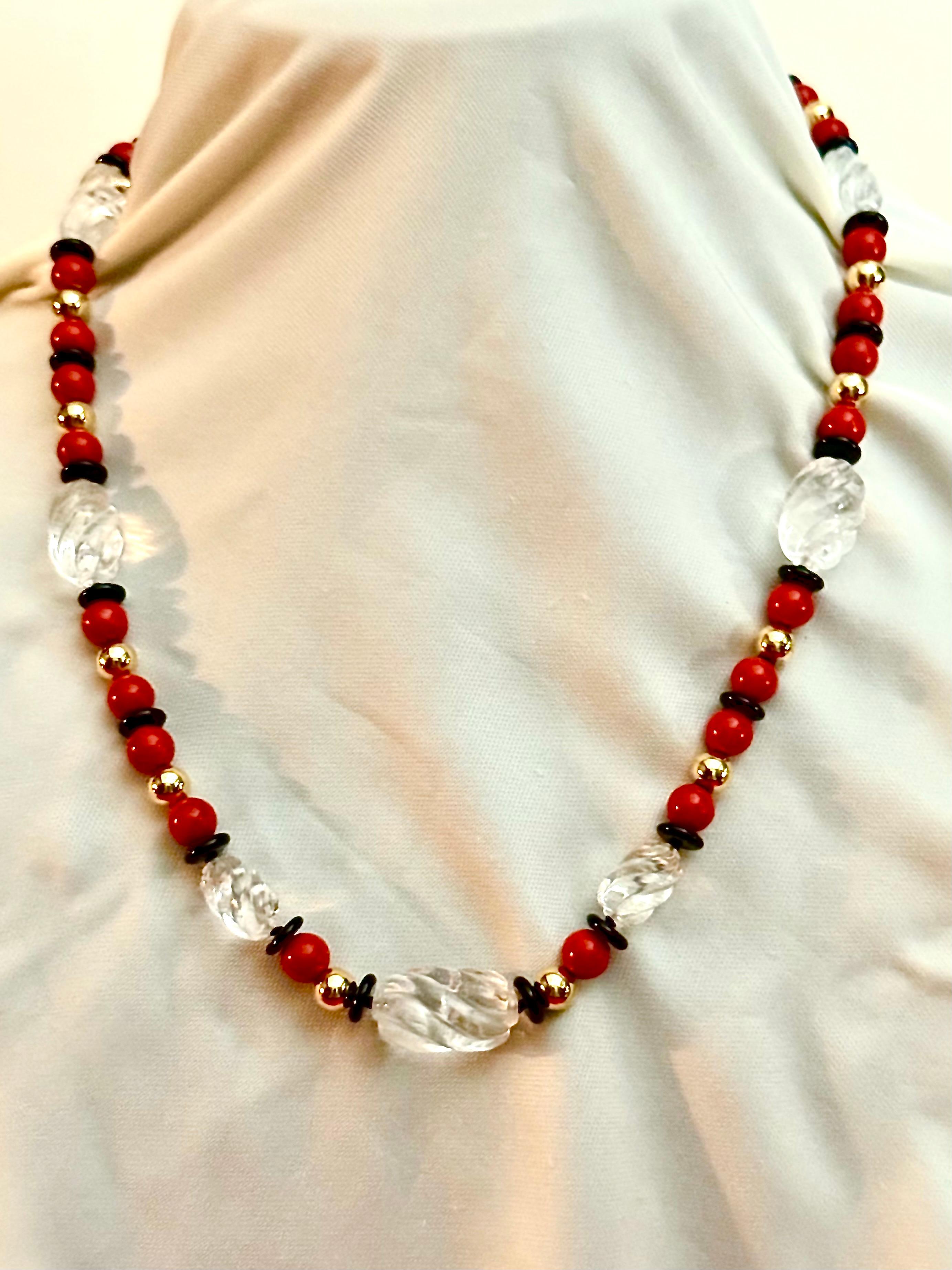 Corallo rosso, cristallo di rocca, rondelle d'oro e onice nera. in vendita 9