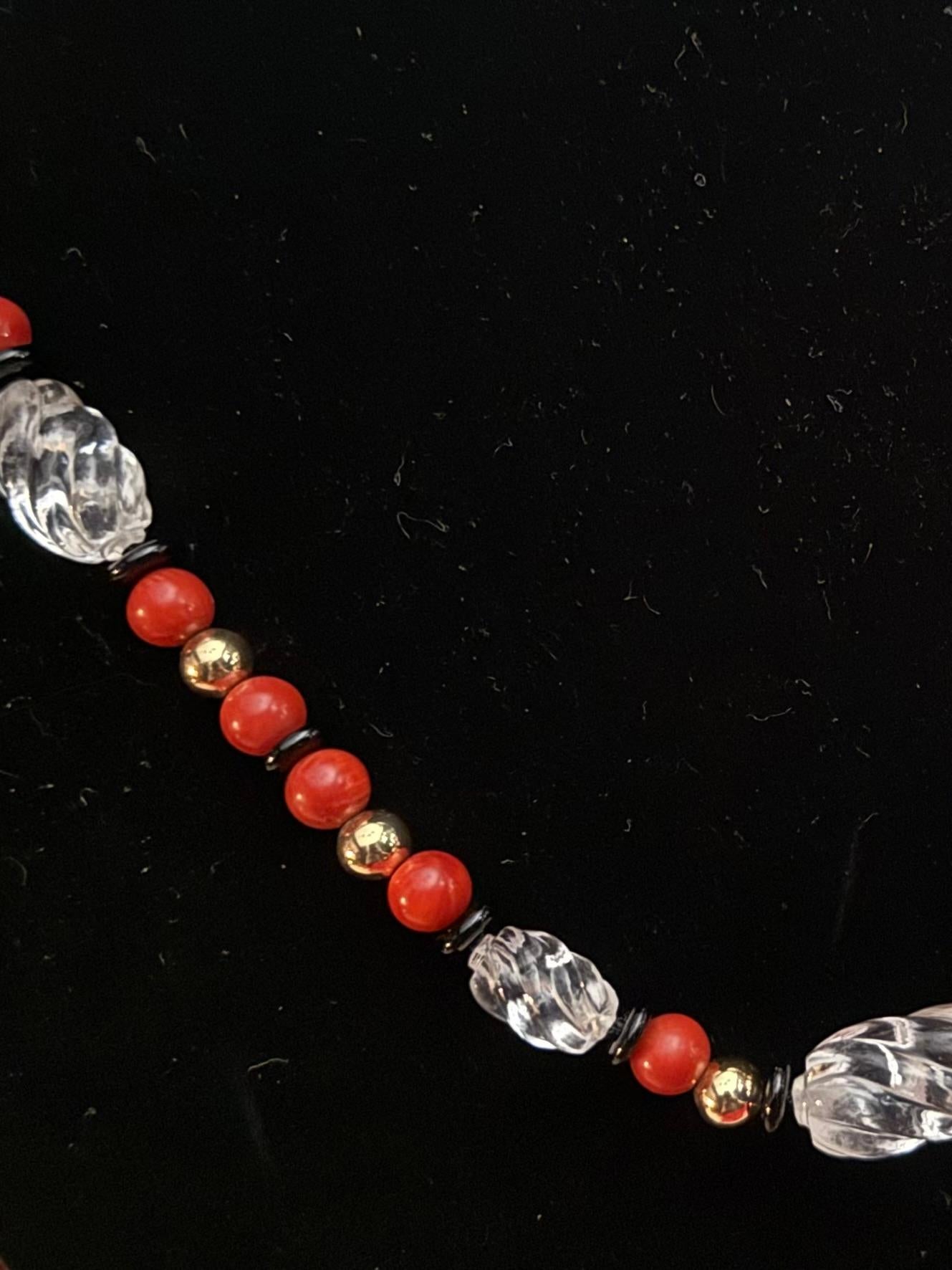 Corallo rosso, cristallo di rocca, rondelle d'oro e onice nera. in vendita 10