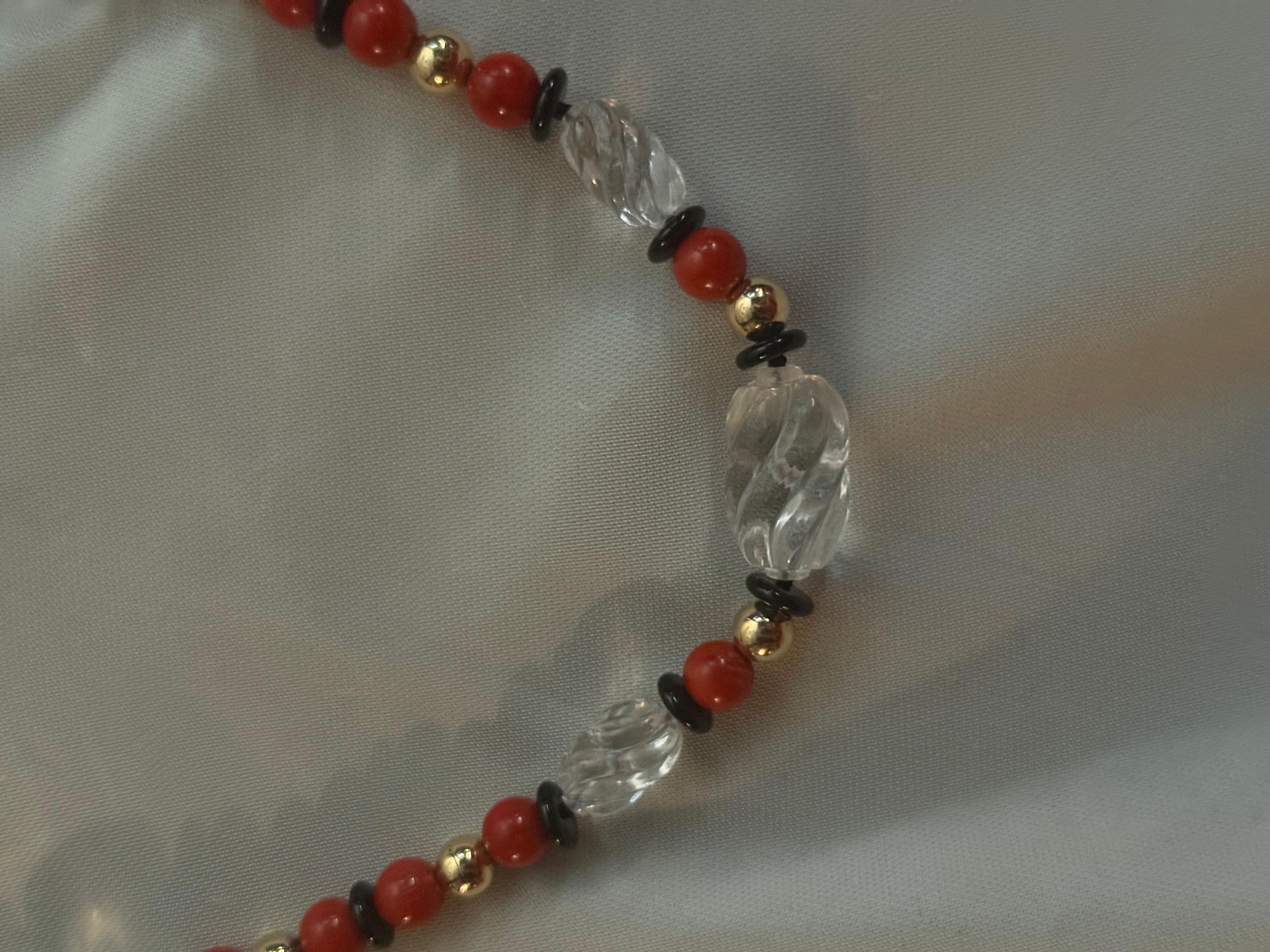 Ce collier exceptionnellement beau est d'une longueur généreuse de 22 1/2
