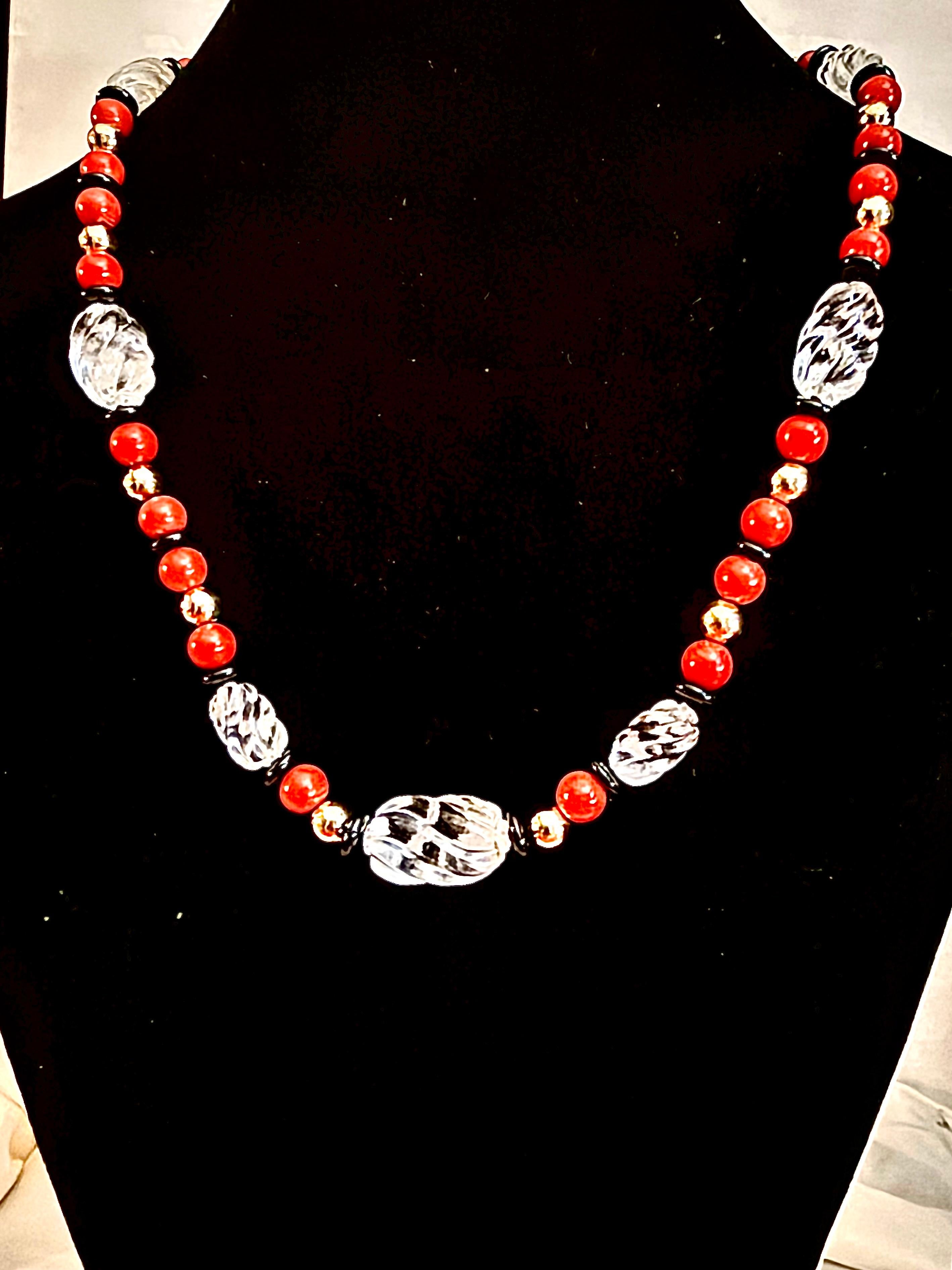 Taille mixte Corail rouge, cristal de roche, or et rondelle d'onyx noir. en vente