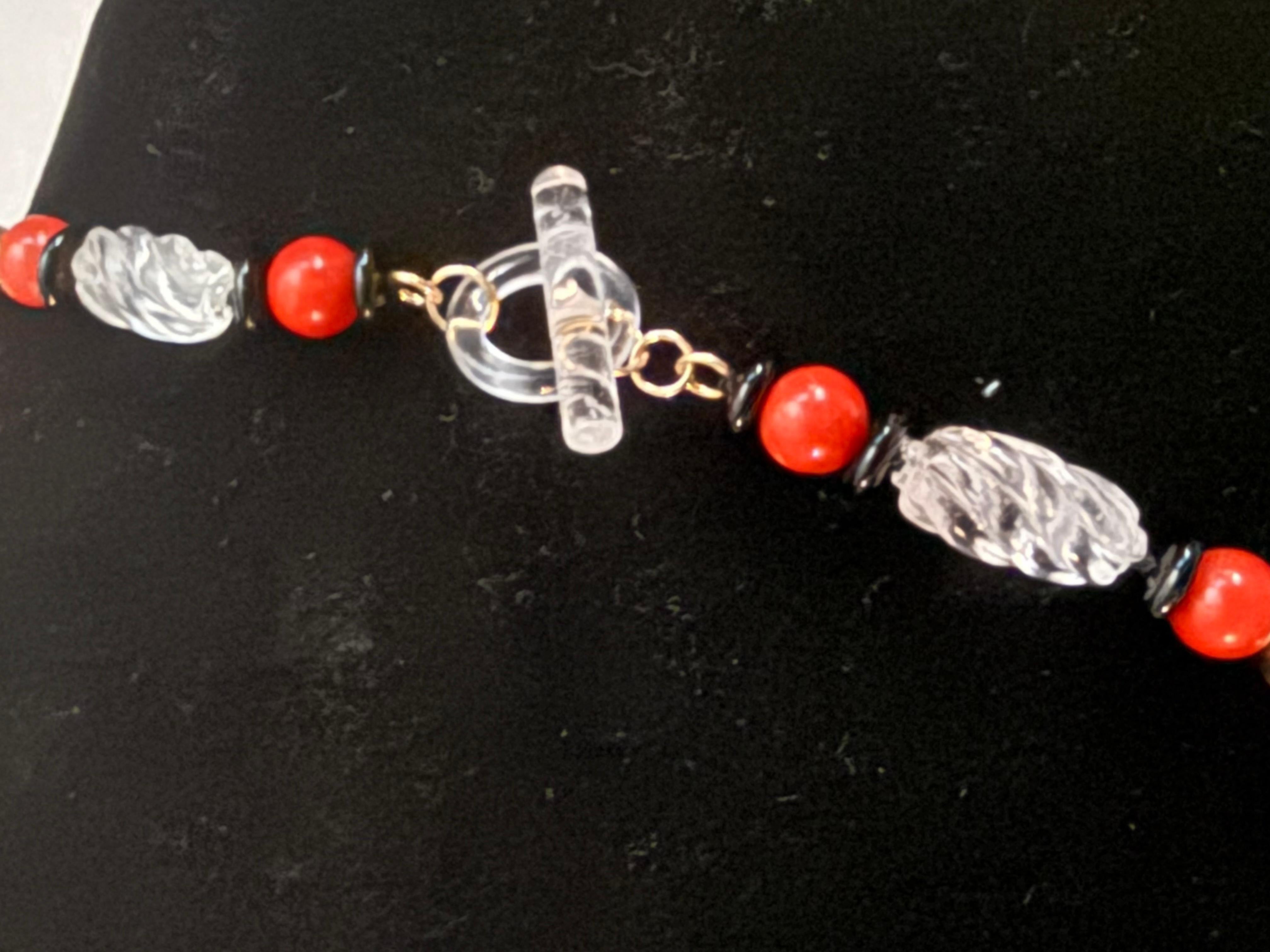 Corail rouge, cristal de roche, or et rondelle d'onyx noir. Neuf - En vente à New Orleans, LA