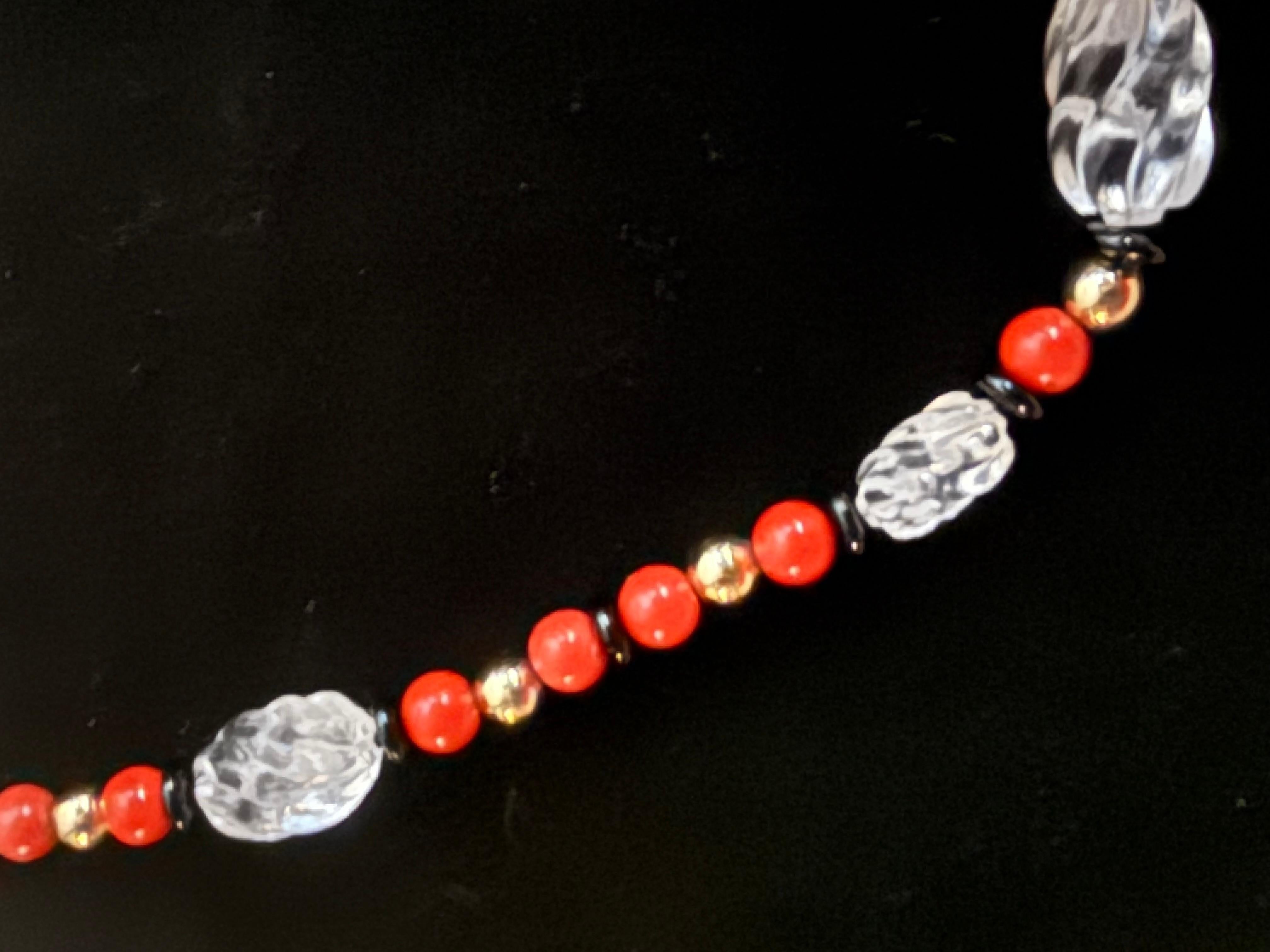 Corail rouge, cristal de roche, or et rondelle d'onyx noir. Pour femmes en vente