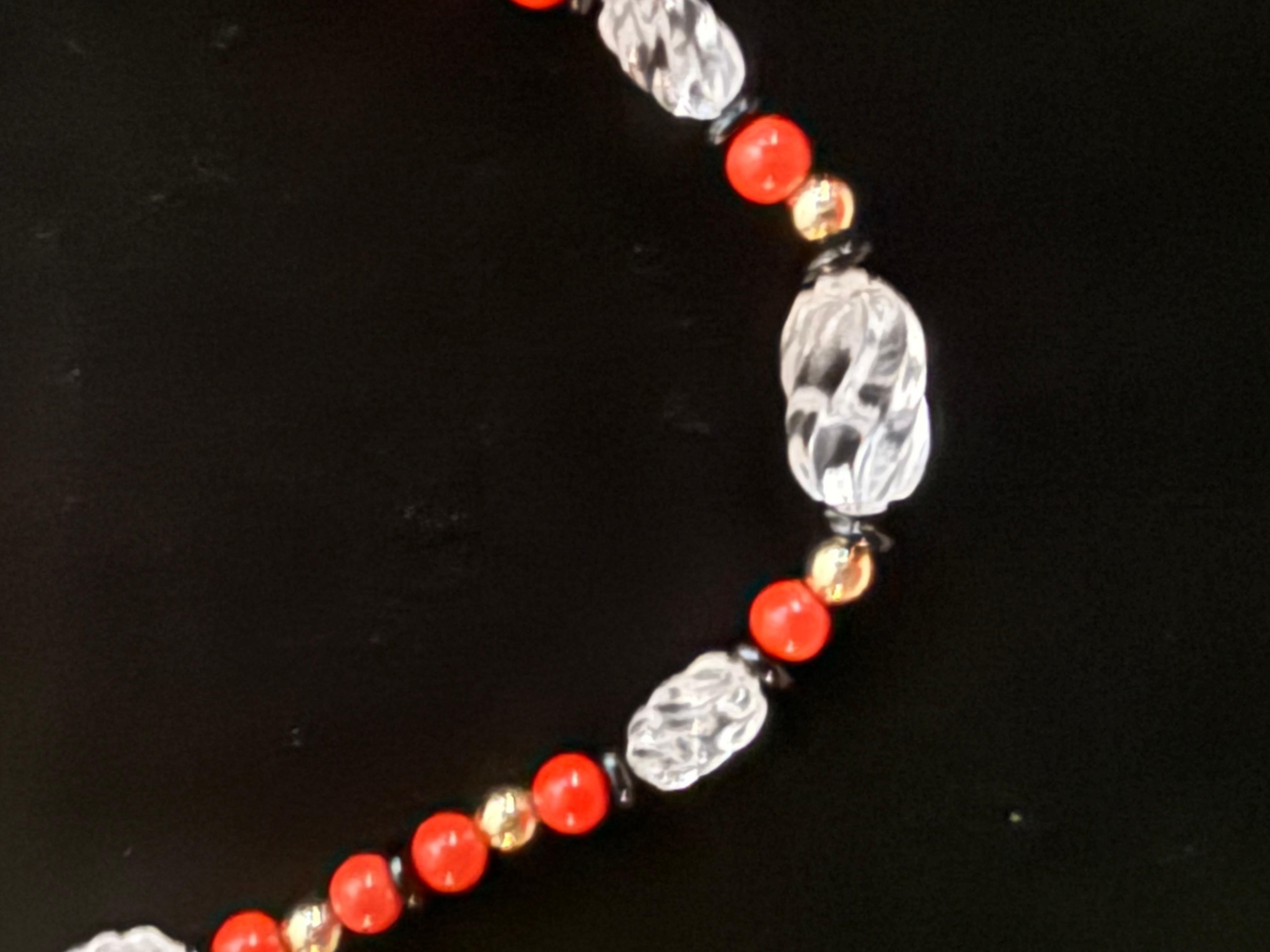 Corail rouge, cristal de roche, or et rondelle d'onyx noir. en vente 1