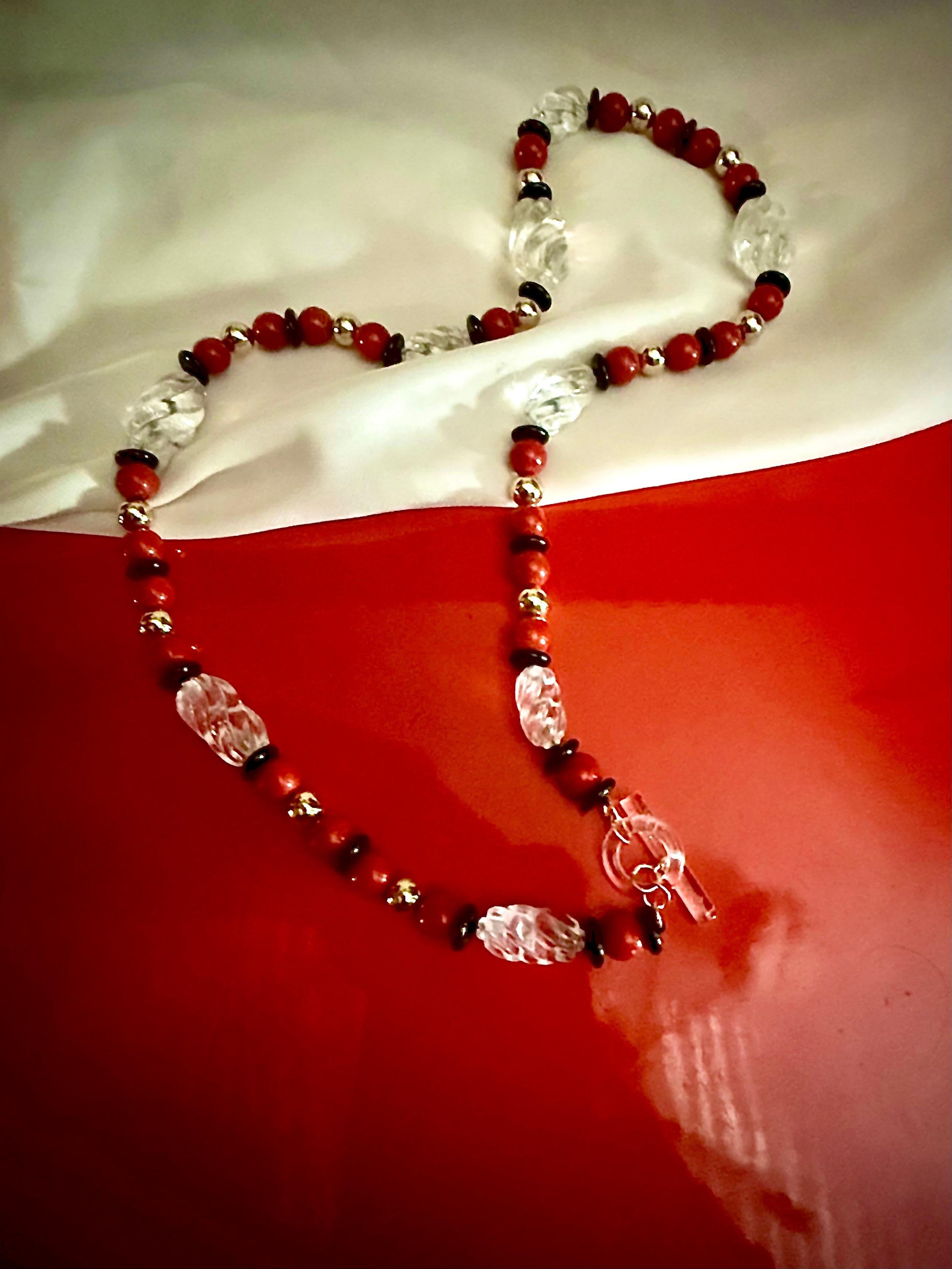Corail rouge, cristal de roche, or et rondelle d'onyx noir. en vente 3