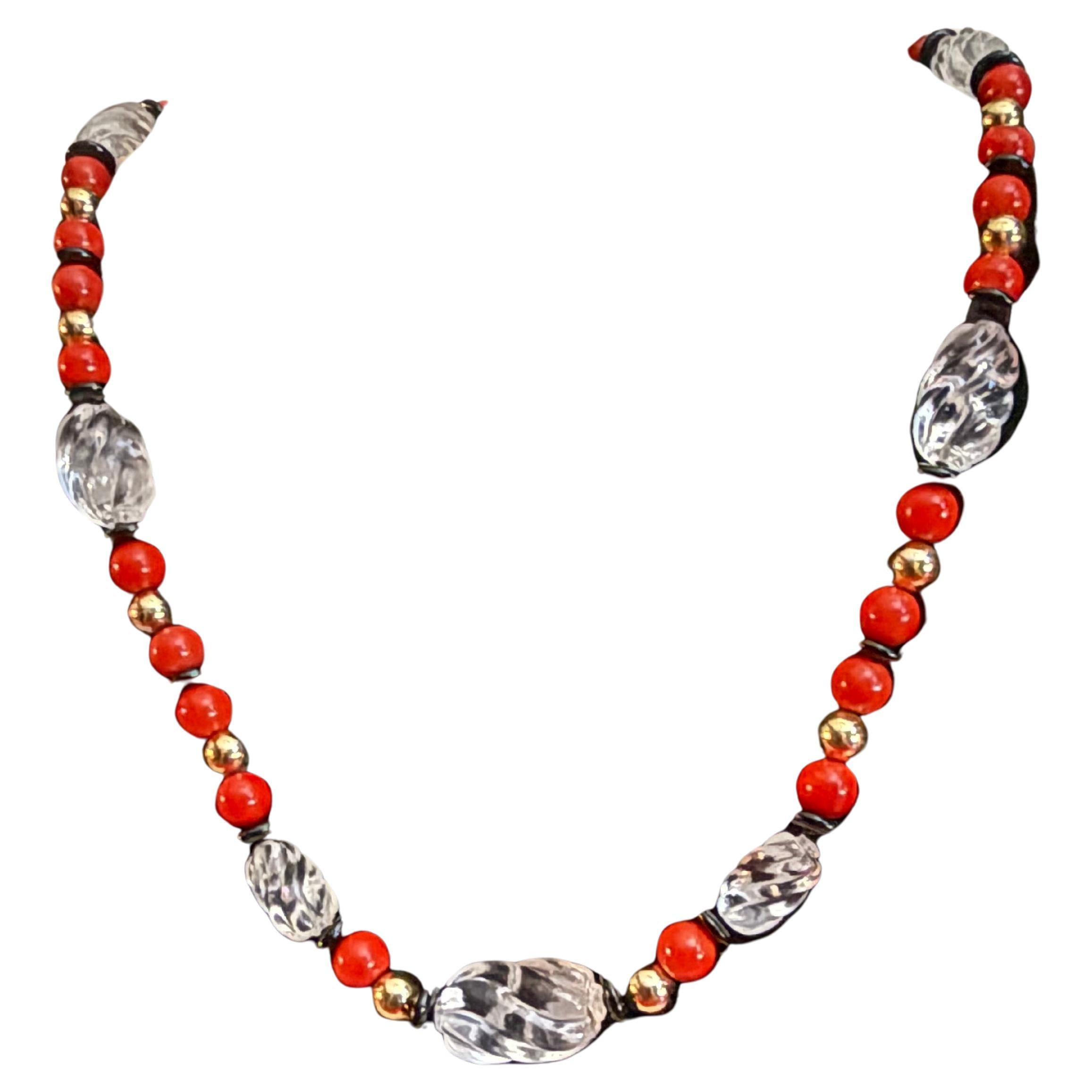 Corail rouge, cristal de roche, or et rondelle d'onyx noir. en vente