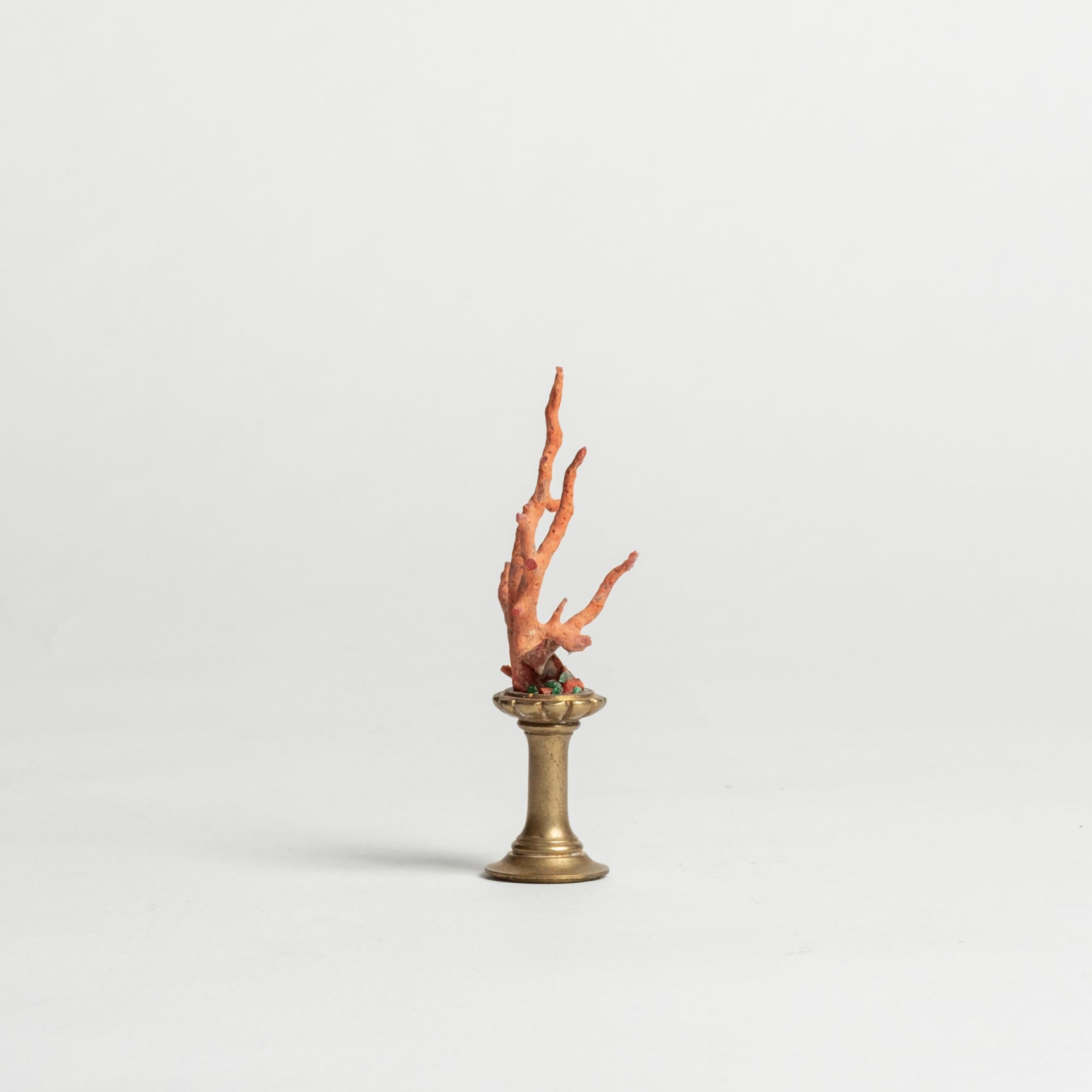 Rote Korallenskulptur~ Bronzefragment aus dem 19. im Angebot 1