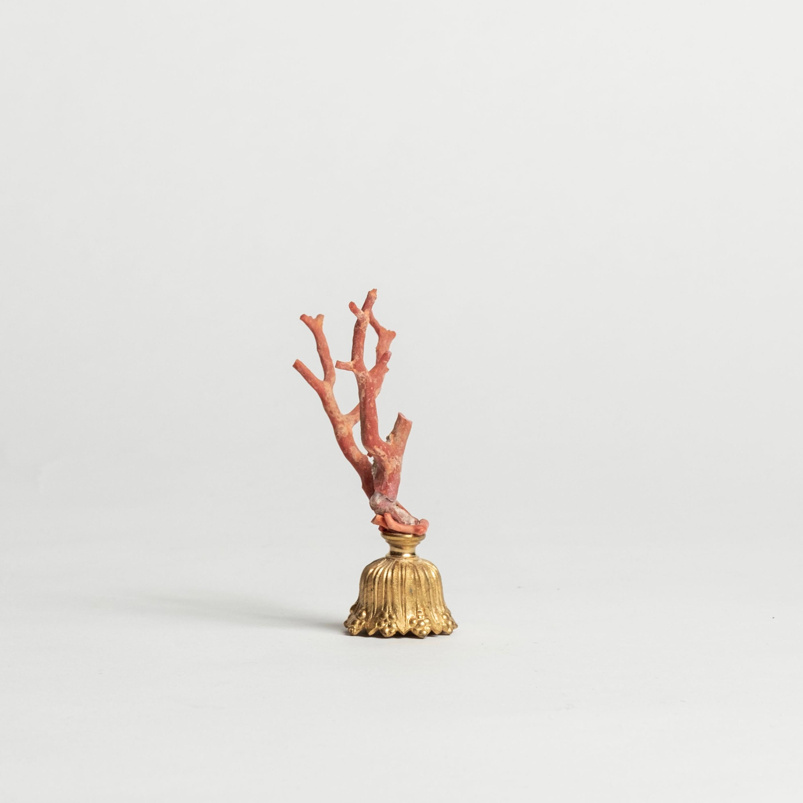 XXIe siècle et contemporain Sculpture en corail rouge~ Fragment de bronze doré de Napoléon III en vente