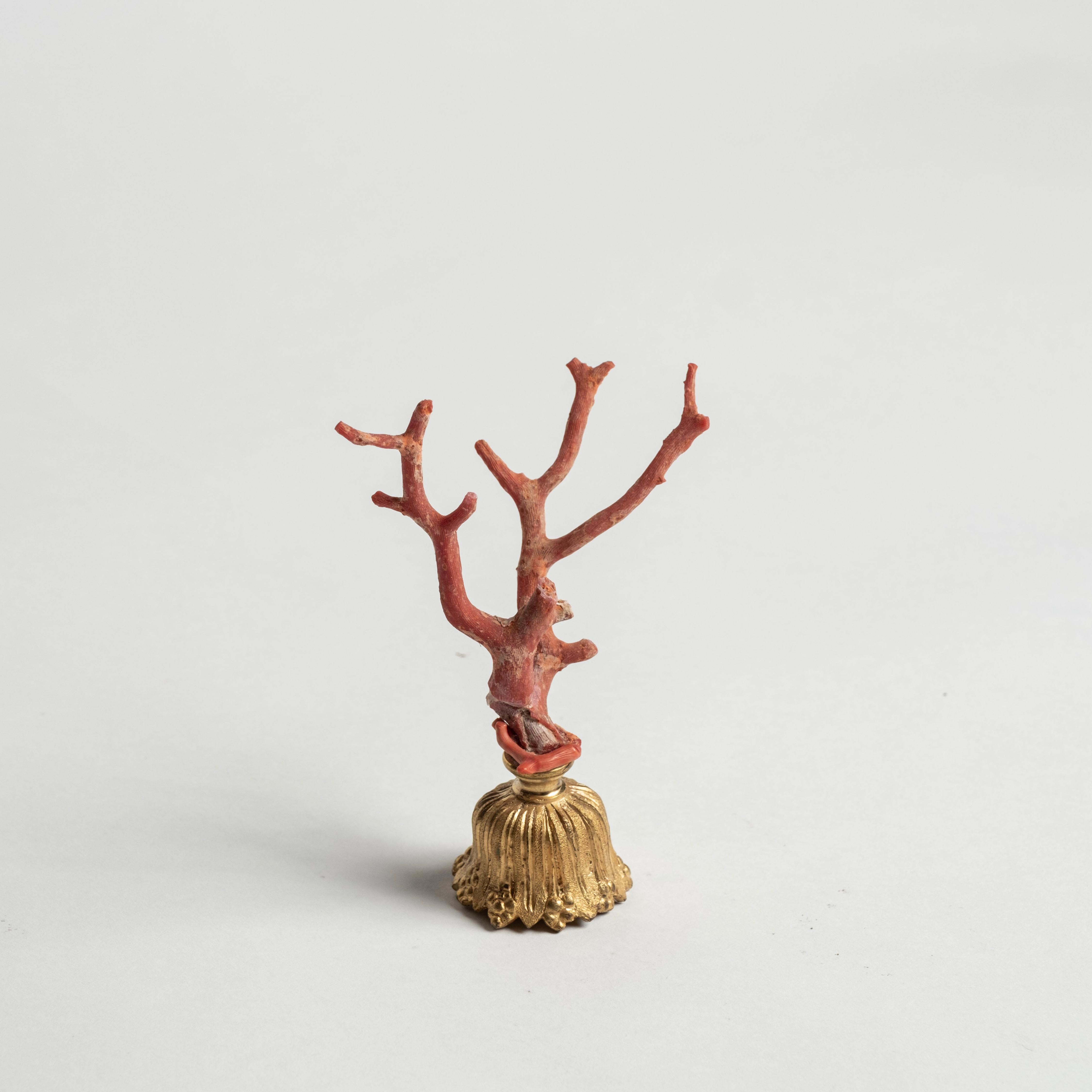 Corail Sculpture en corail rouge~ Fragment de bronze doré de Napoléon III en vente