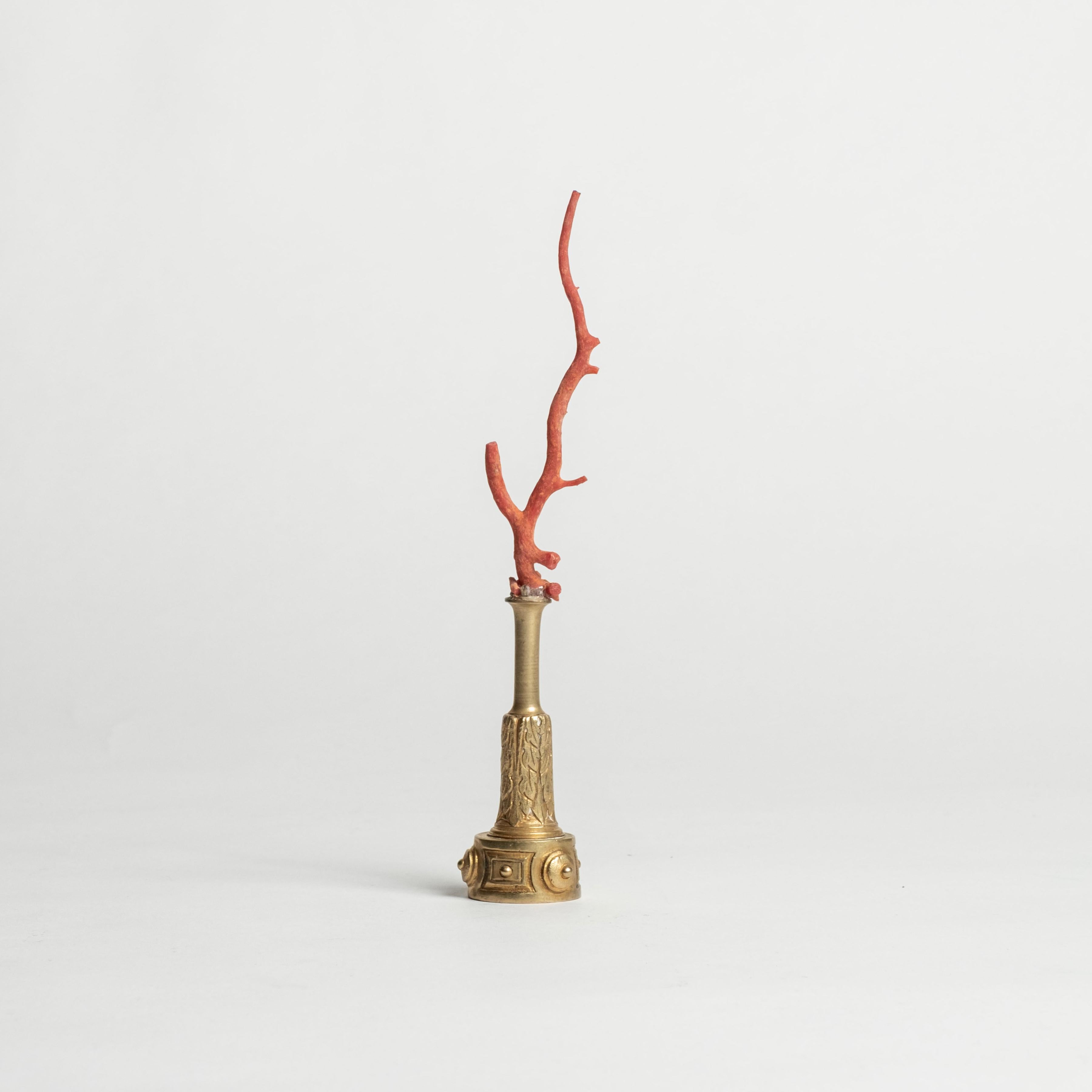 XXIe siècle et contemporain Sculpture en corail rouge~ Fragment de bronze de Napoléon III en vente