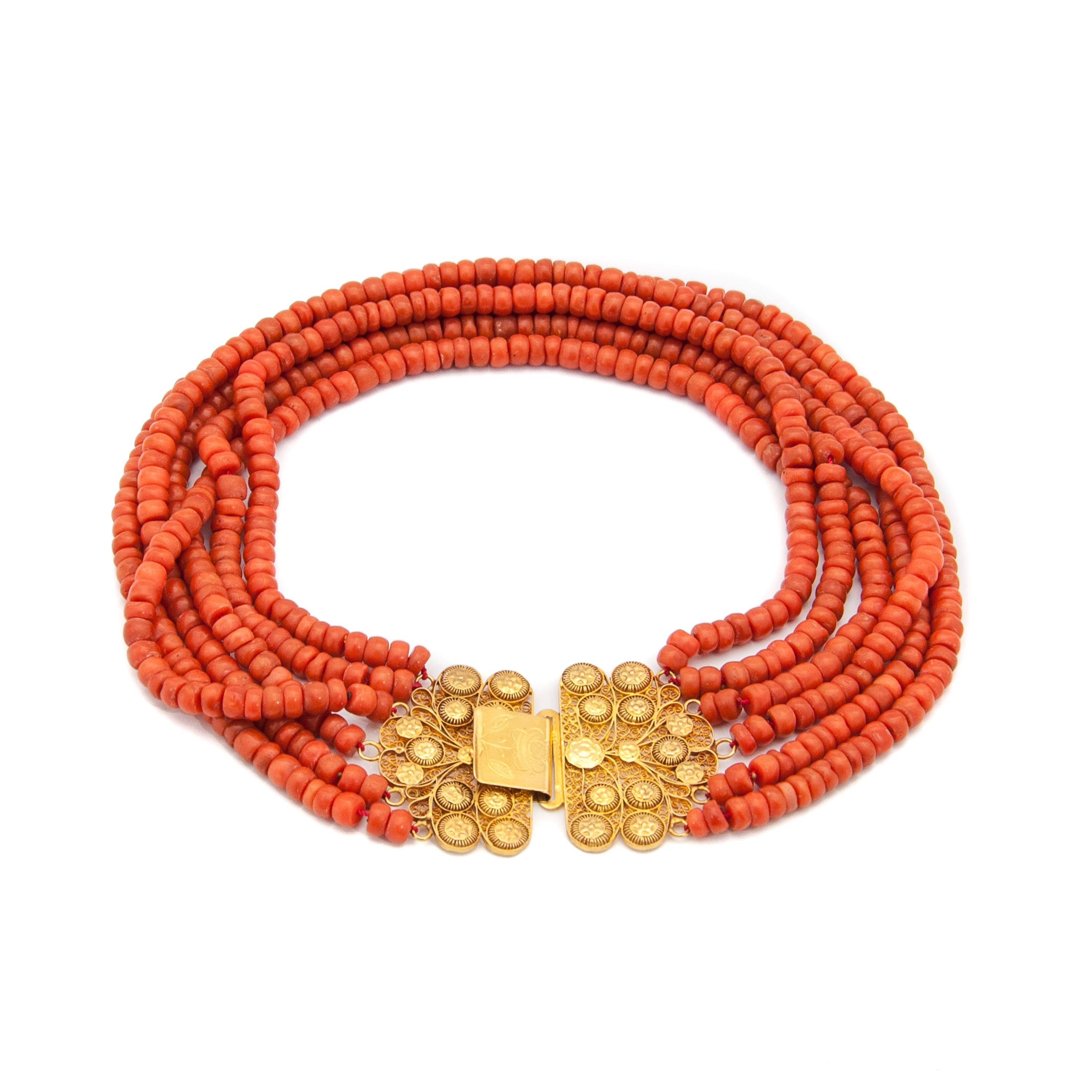 Antike rote Koralle 18 Karat Gold Mehrreihige Halskette, Niederlande im Angebot 6