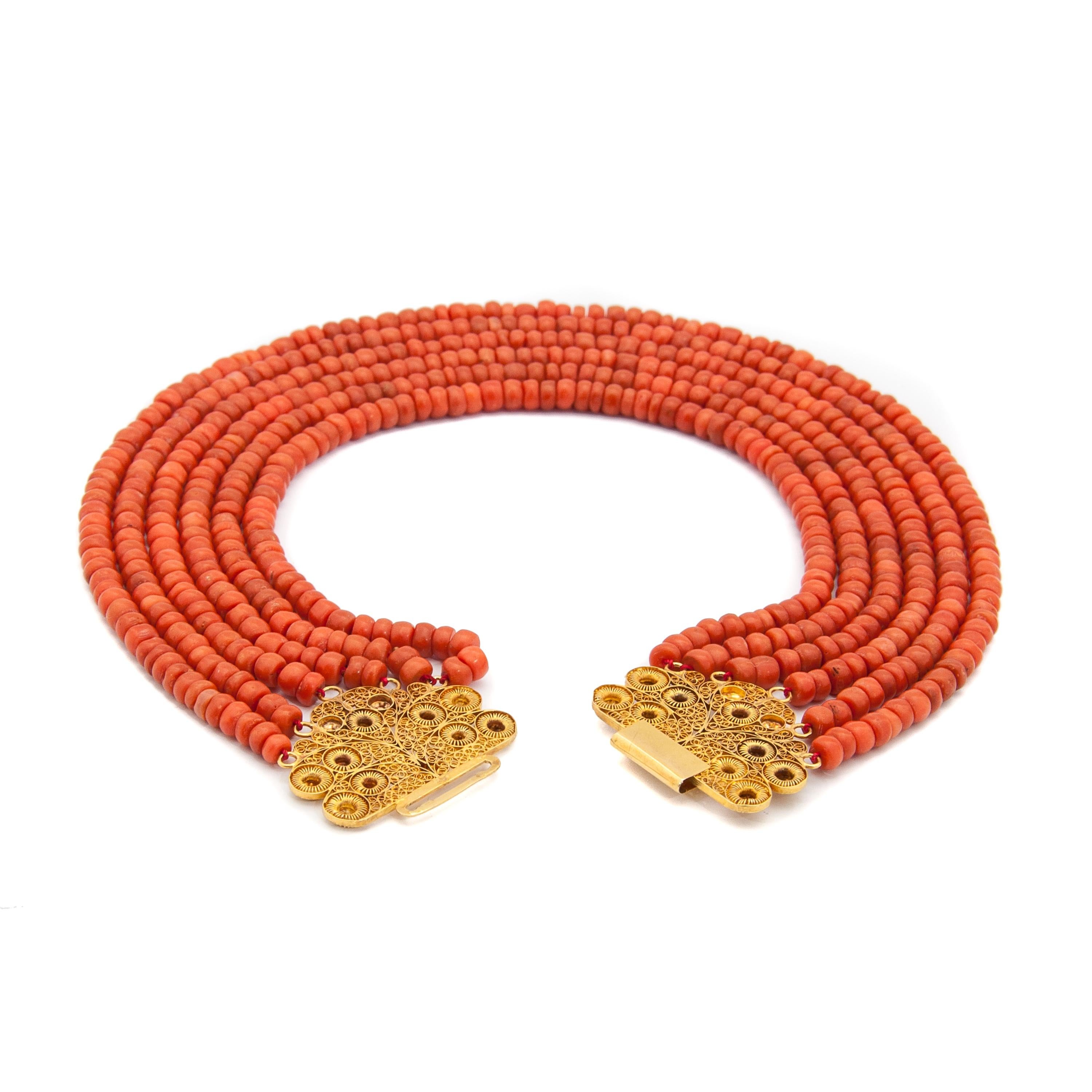 Antike rote Koralle 18 Karat Gold Mehrreihige Halskette, Niederlande im Angebot 7