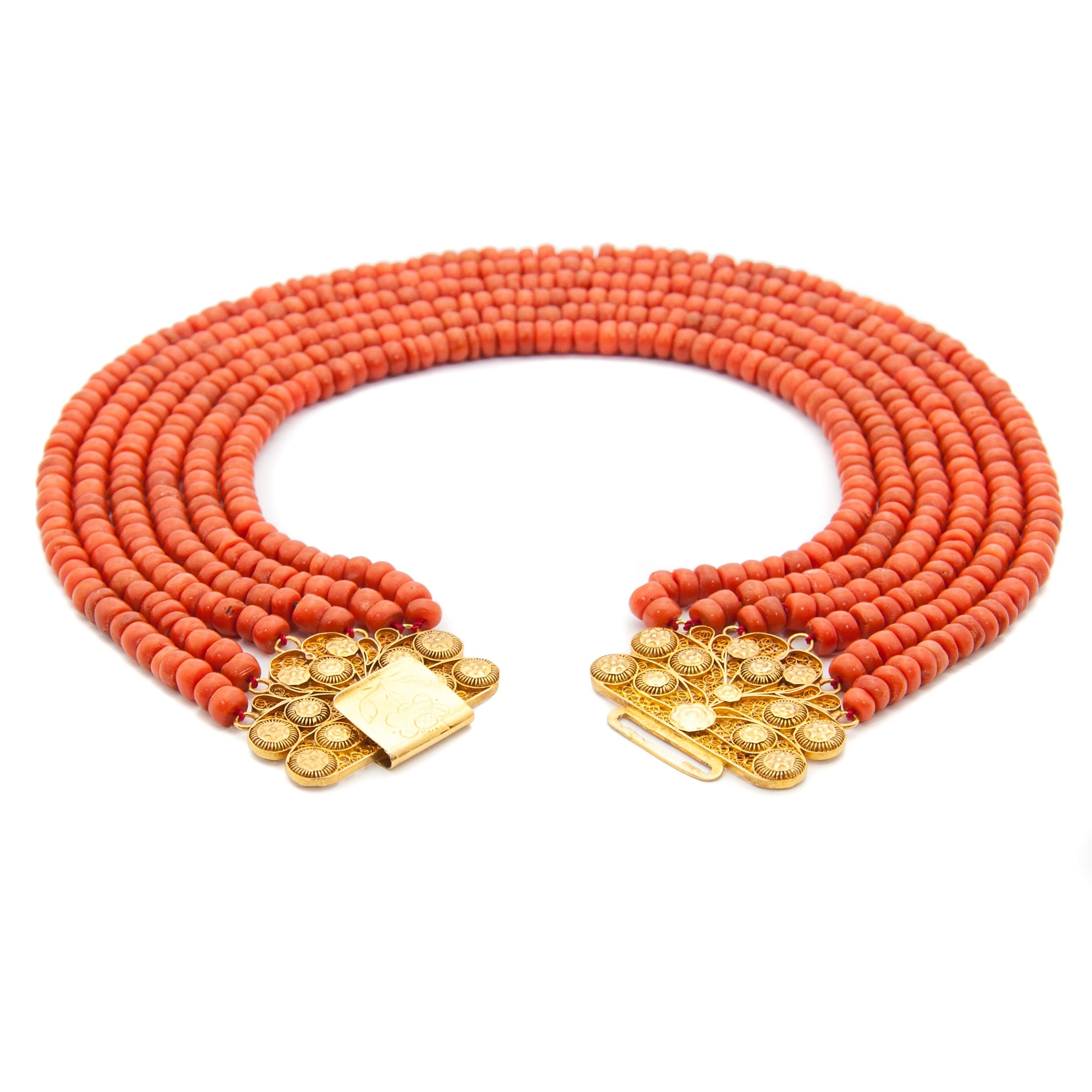 Antike rote Koralle 18 Karat Gold Mehrreihige Halskette, Niederlande im Angebot 1