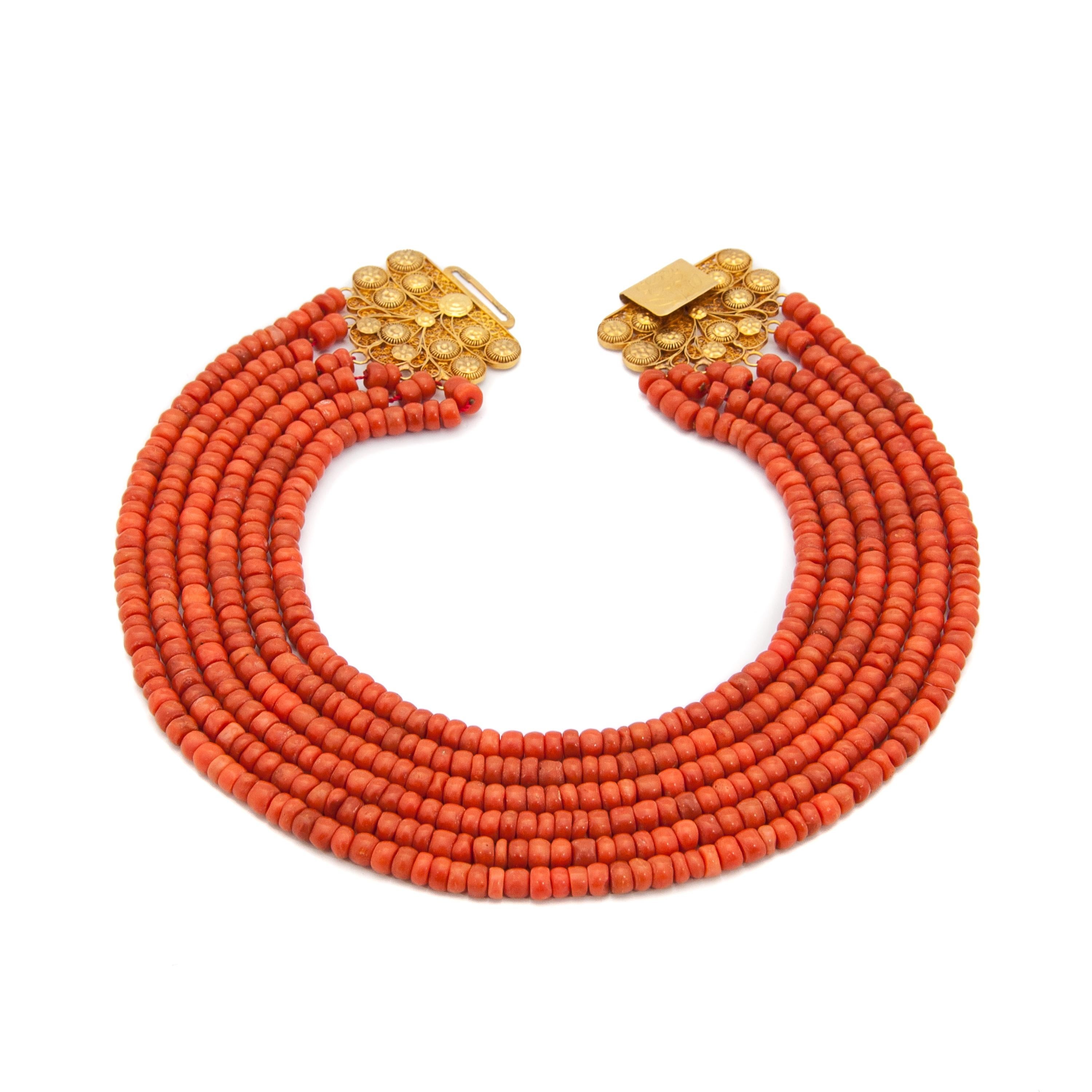 Antique Red Coral 18 Karat Gold Multi-Strand Necklace, Netherlands In Good Condition For Sale In Rotterdam, NL