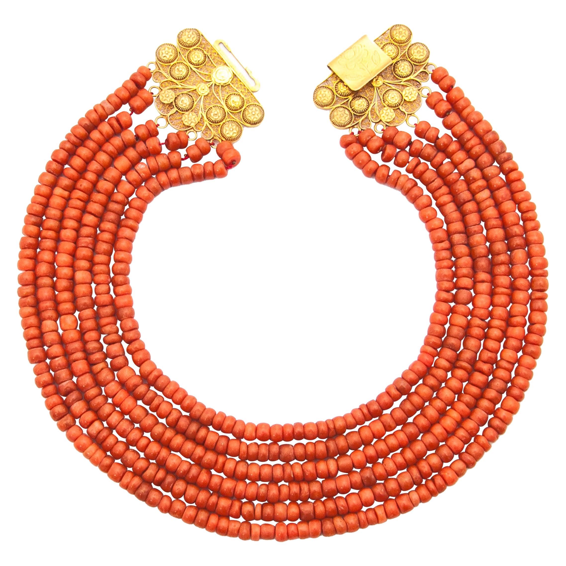 Antike rote Koralle 18 Karat Gold Mehrreihige Halskette, Niederlande im Angebot