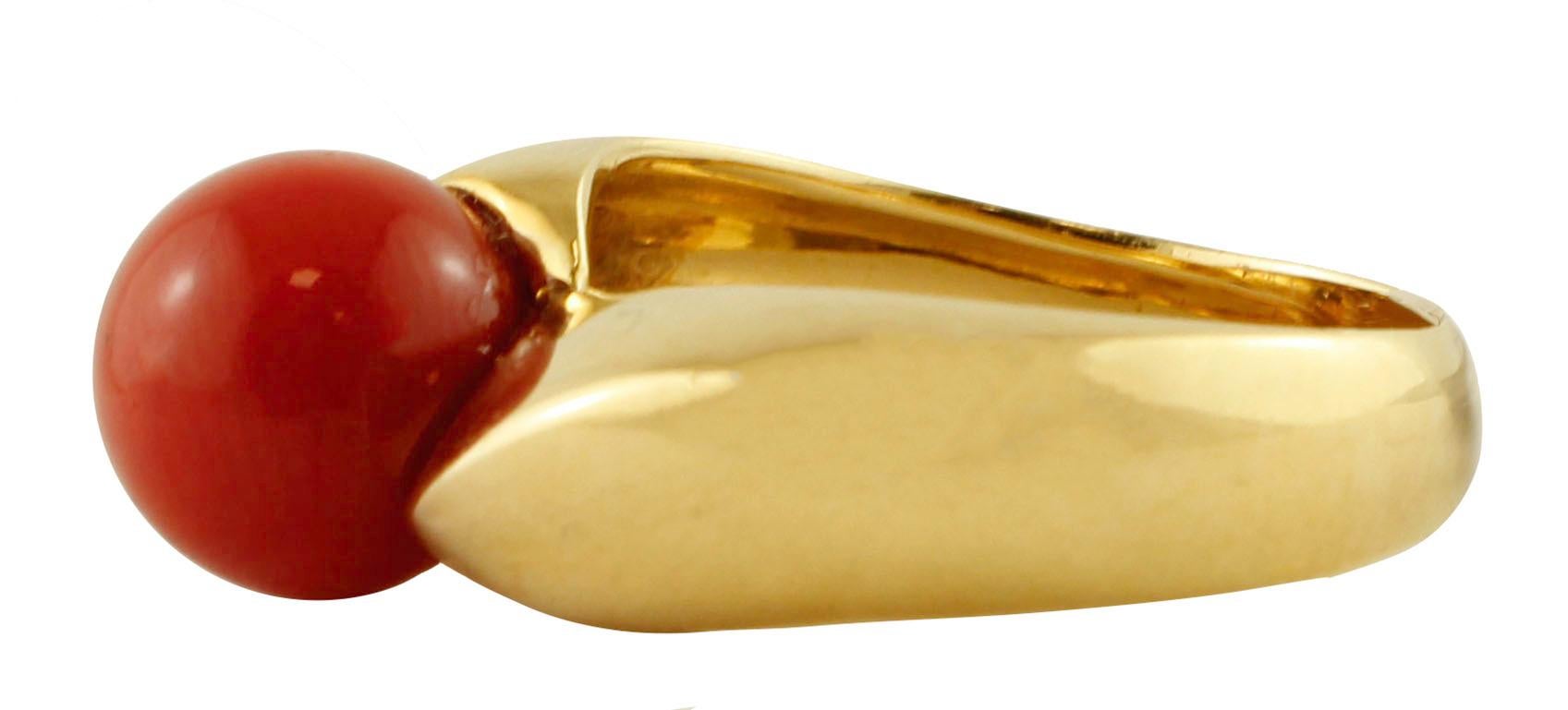 Simple mais élégante bague retrò réalisée en structure d'or jaune 18K et agrémentée de 0,60 gr de sphère de corail rouge de 10 mm.
Corail rouge 0,60 gr / 10 mm 
Poids total 9,2 gr 
R.F +OAAF
RK.AFIO88
Taille italienne 14.5
Taille française 54.5