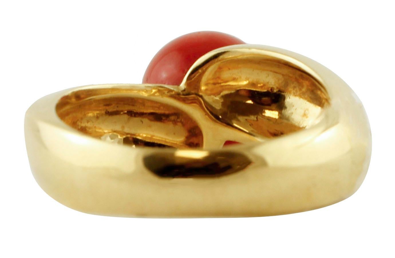 Rétro Sphères de corail rouge, bague Retrò en or jaune 18 carats à grappes en vente