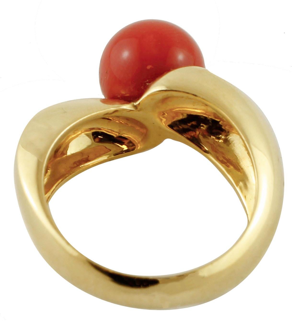 Taille ronde Sphères de corail rouge, bague Retrò en or jaune 18 carats à grappes en vente