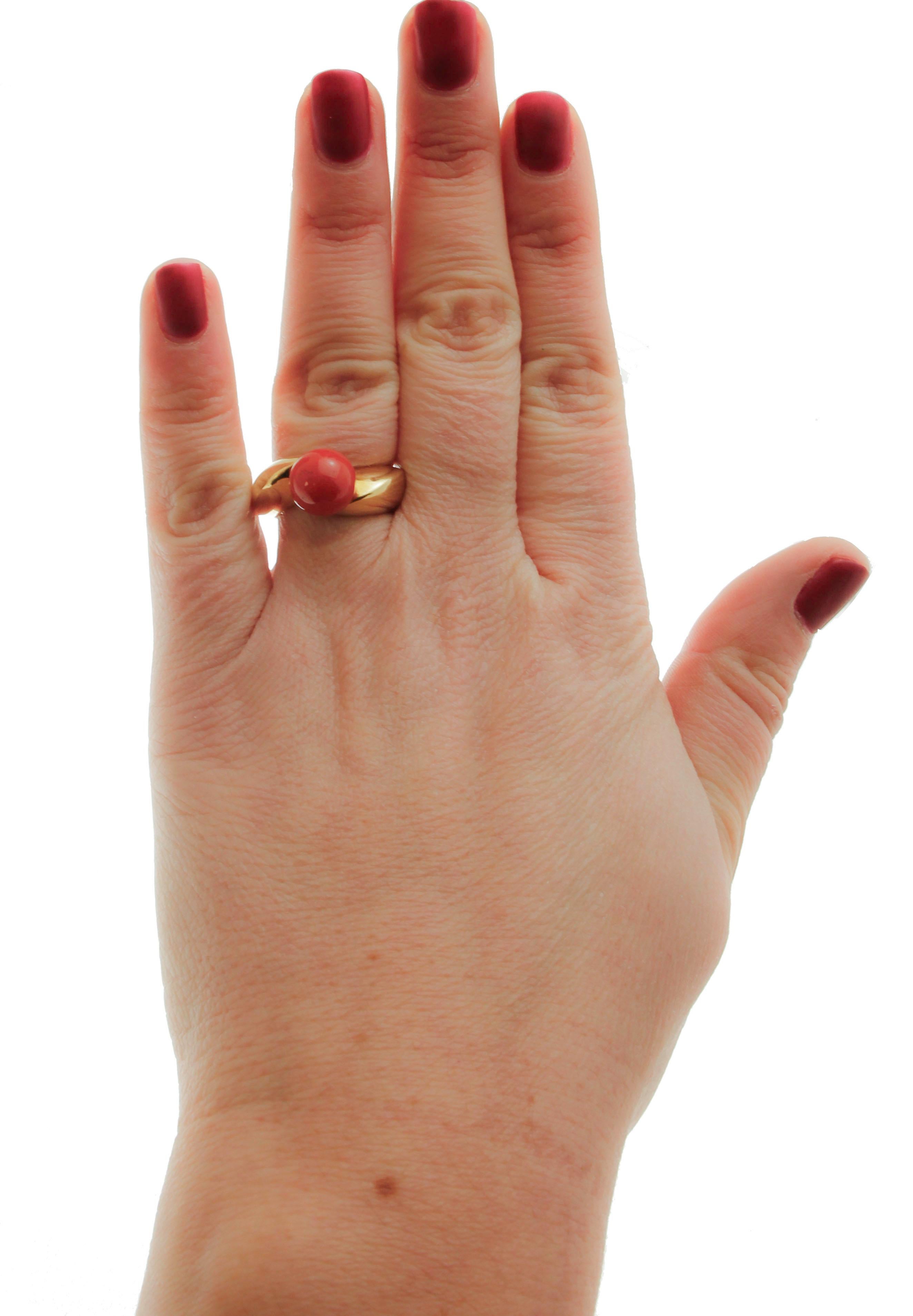 Sphères de corail rouge, bague Retrò en or jaune 18 carats à grappes Bon état - En vente à Marcianise, Marcianise (CE)