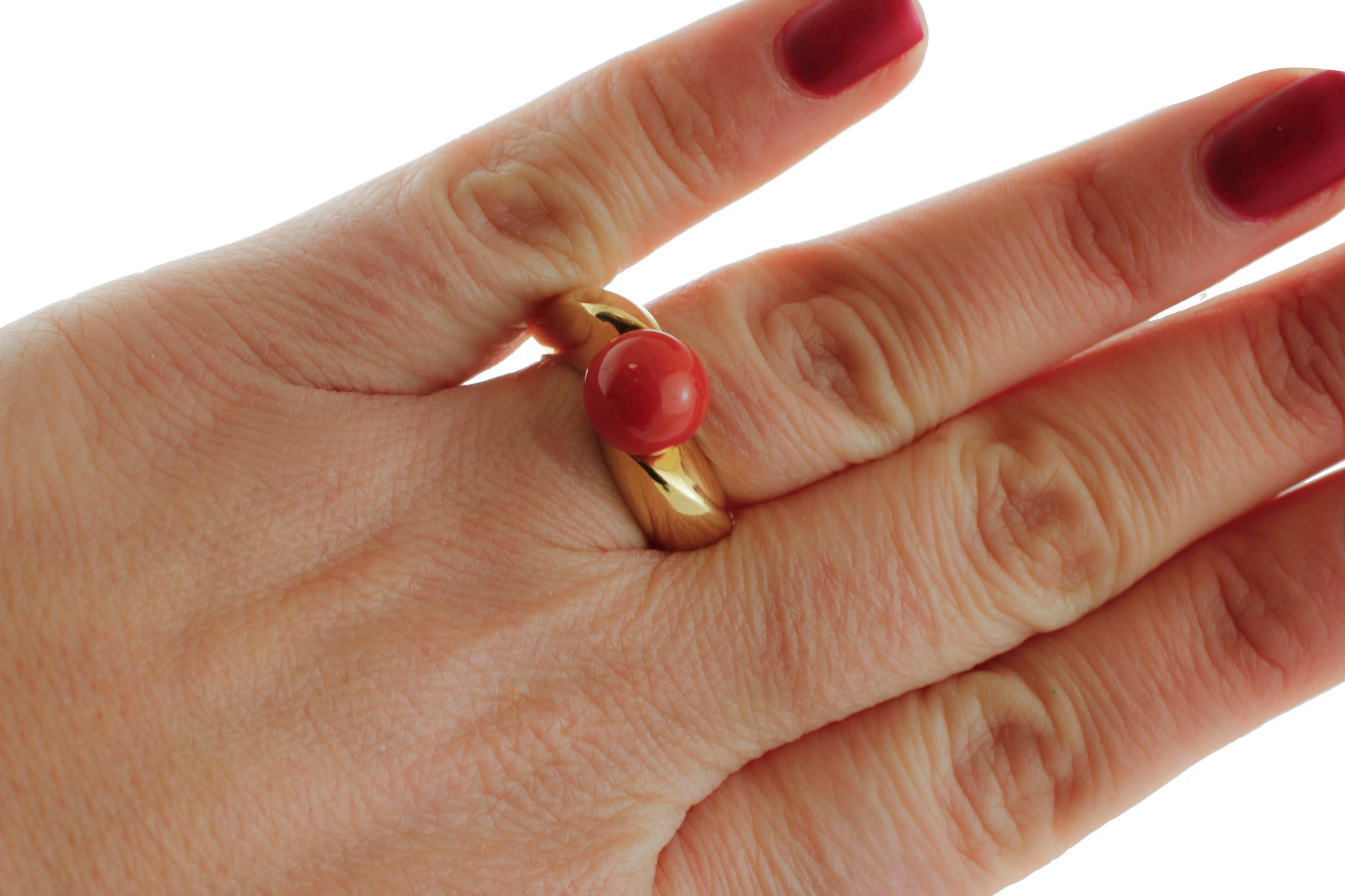 Sphères de corail rouge, bague Retrò en or jaune 18 carats à grappes Pour femmes en vente