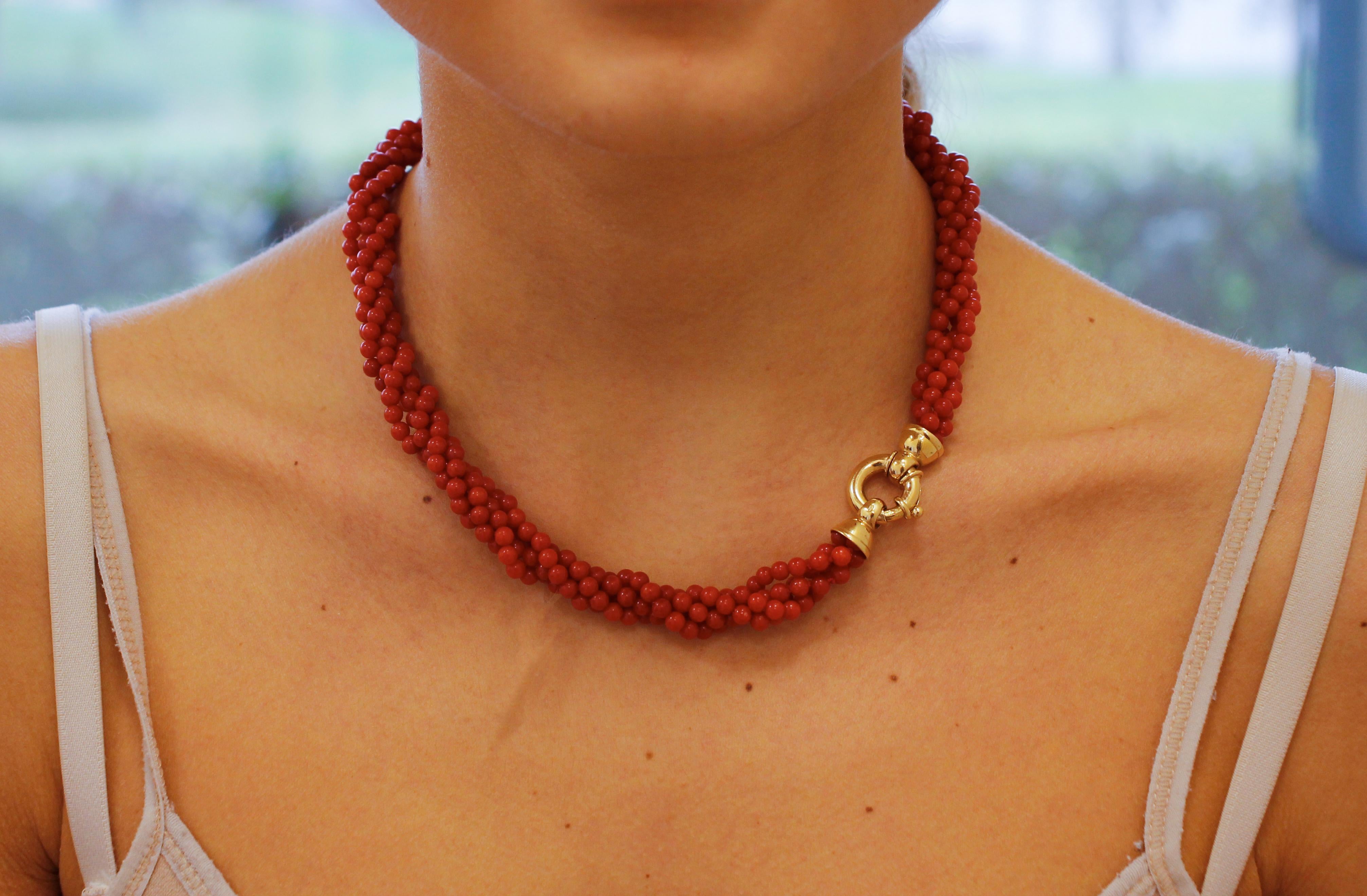 Collier torchon en corail rouge avec fermeture en or jaune 18 carats Bon état - En vente à Marcianise, Marcianise (CE)