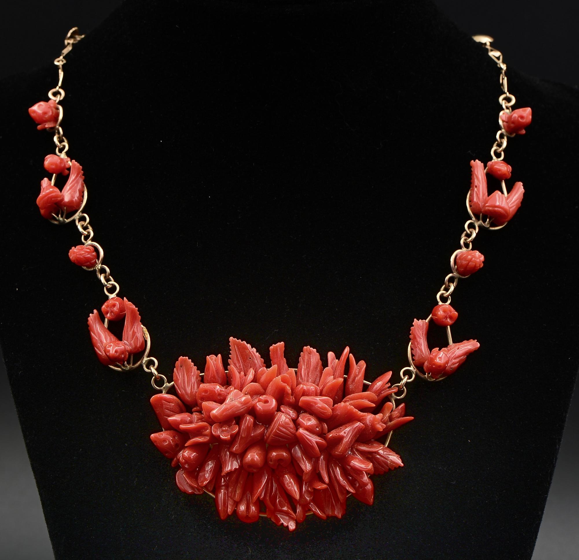 Tutti Frutti-Halskette aus massivem 9 KT Roségold mit roter Koralle (Art déco) im Angebot