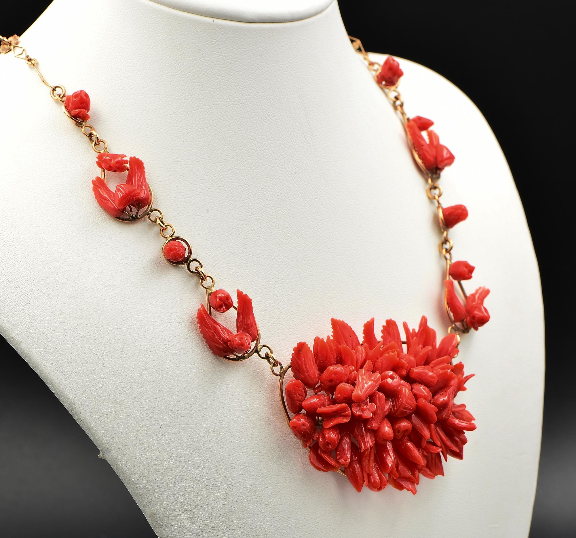 Tutti Frutti-Halskette aus massivem 9 KT Roségold mit roter Koralle (Perle) im Angebot