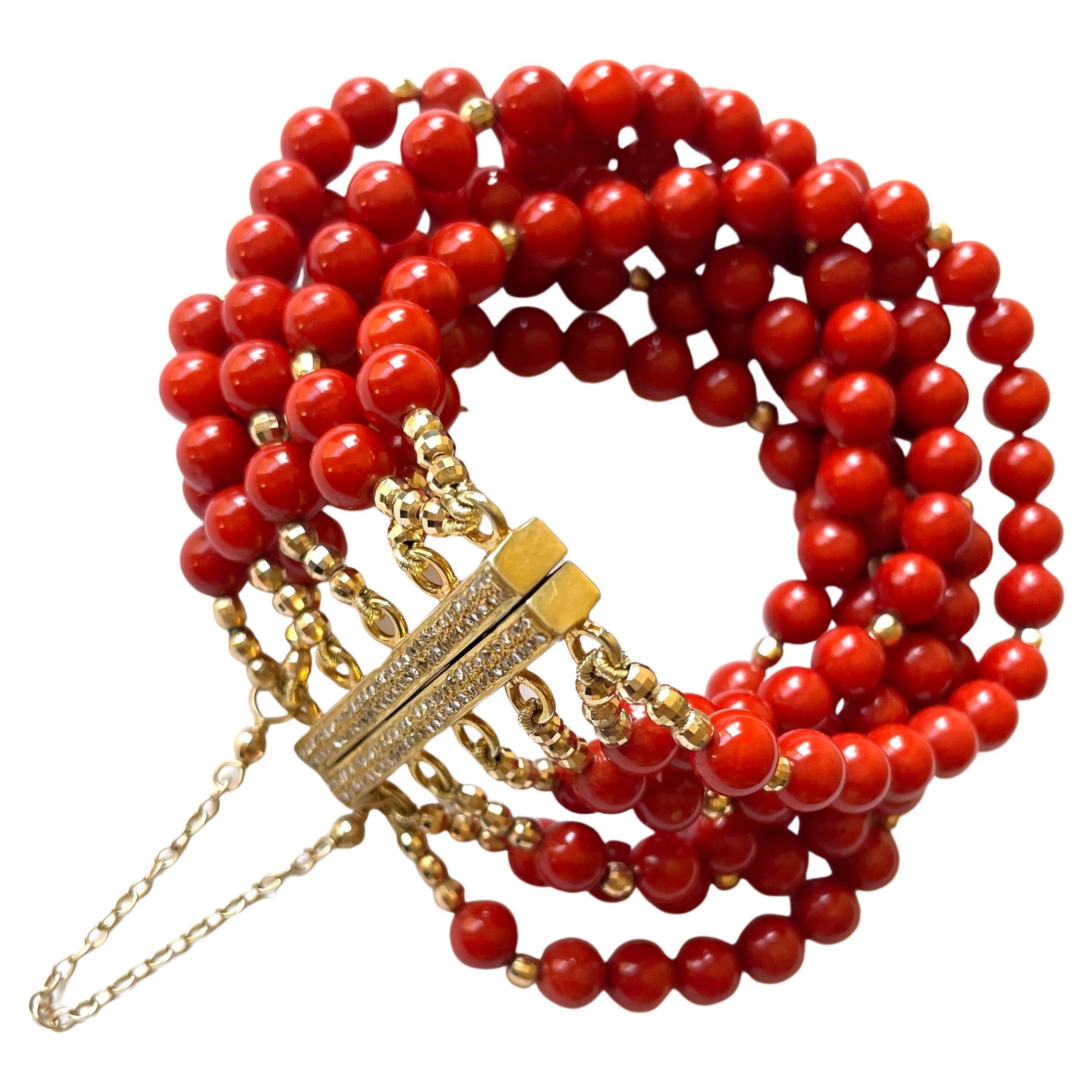Mehrreihiges Armband aus roter Koralle mit Pavé-Diamantverschluss Damen im Angebot