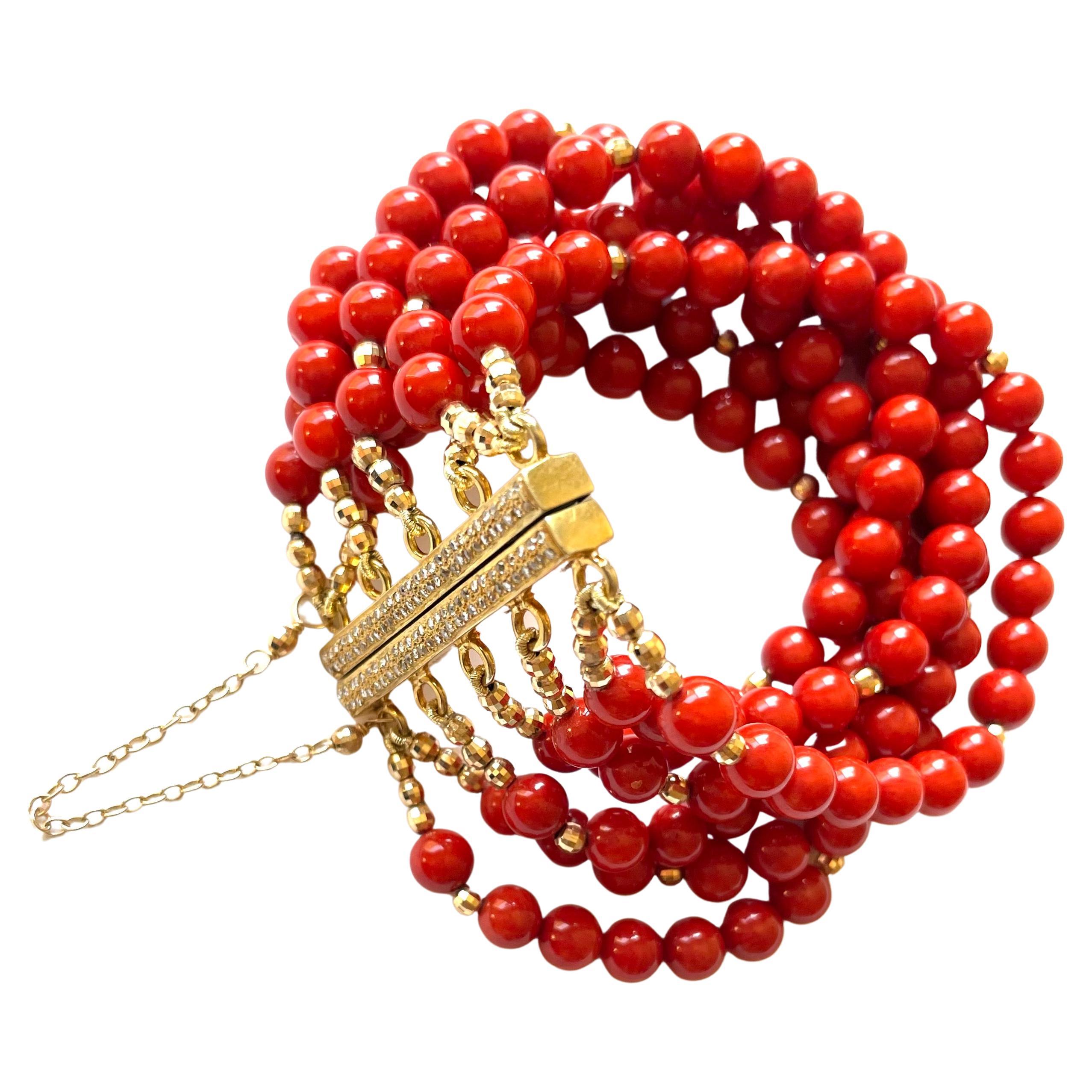 Mehrreihiges Armband aus roter Koralle mit Pavé-Diamantverschluss im Angebot 3