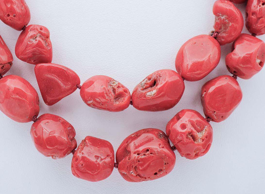 Wunderschönes mehrsträngiges Collier mit zwei Korallensträngen und einem Verschluss aus 9 kt Roségold und einer mit Diamanten besetzten Silberstruktur.
Diese Halskette wurde von italienischen Goldschmiedemeistern in Handarbeit hergestellt und ist in