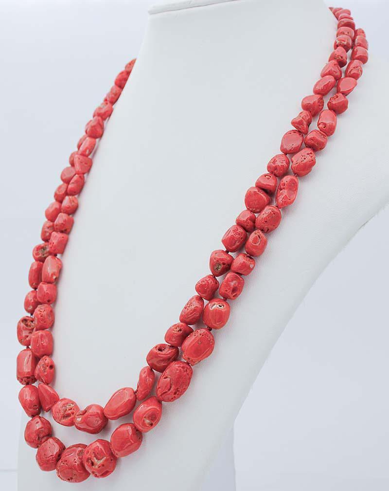 Mehrreihige Halskette mit roter Koralle, Diamanten, Roségold und Silber (Retro) im Angebot