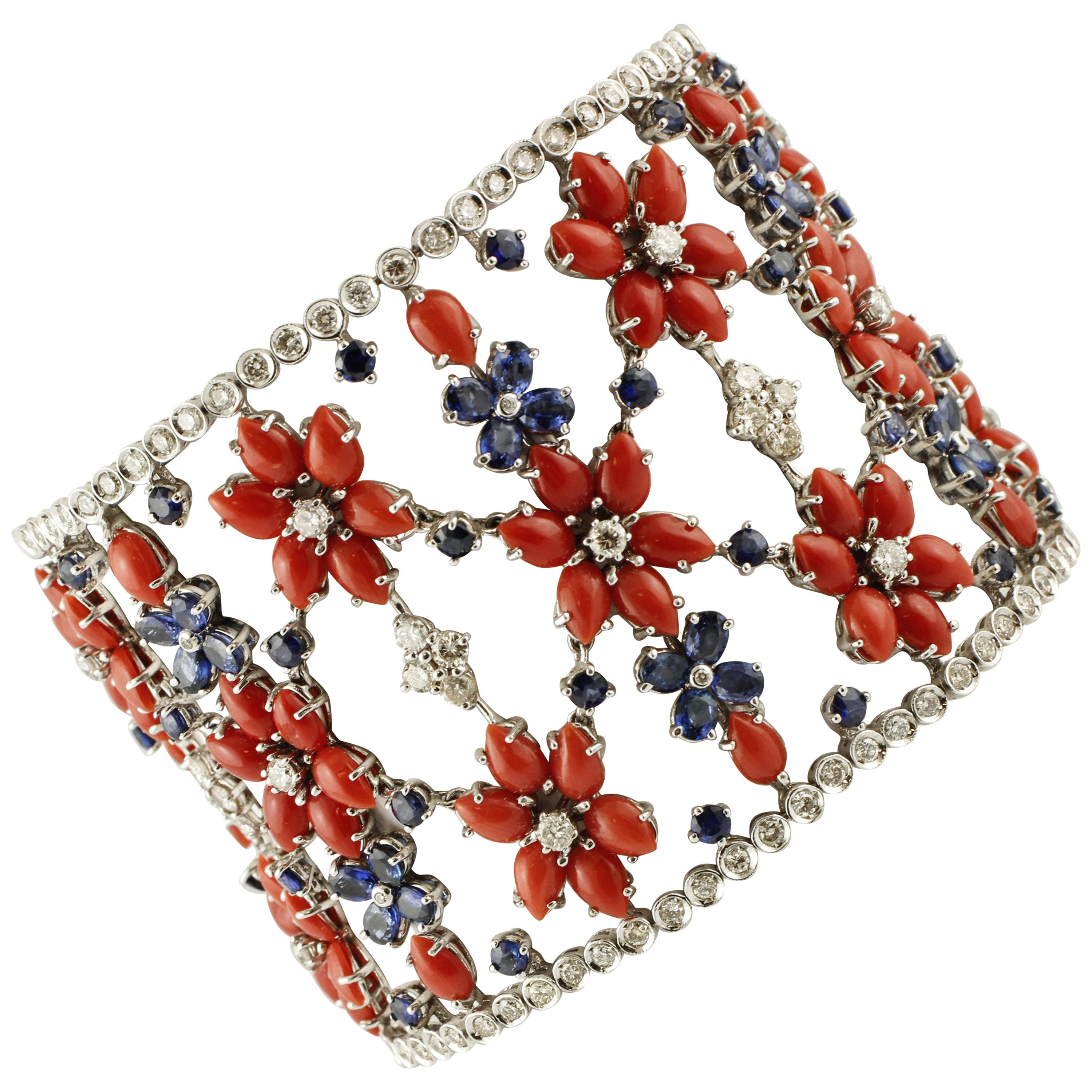 Bracelet fleuri en or blanc, corail rouge, saphirs bleus et diamants