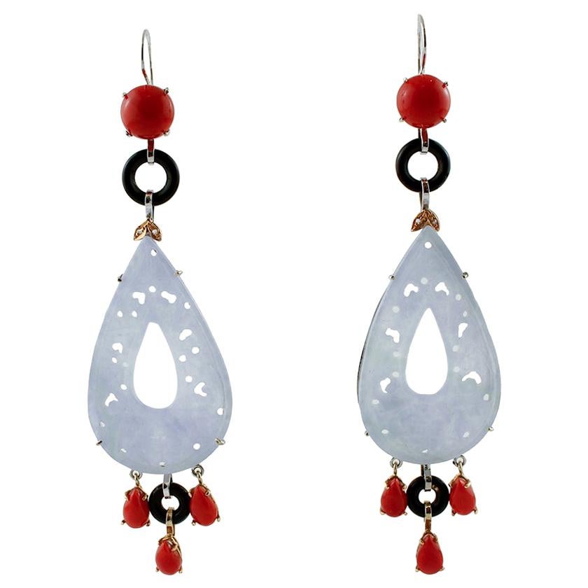 Pendants d'oreilles en or blanc et rose 14 carats, corail rouge, diamants, onyx et pierres en vente