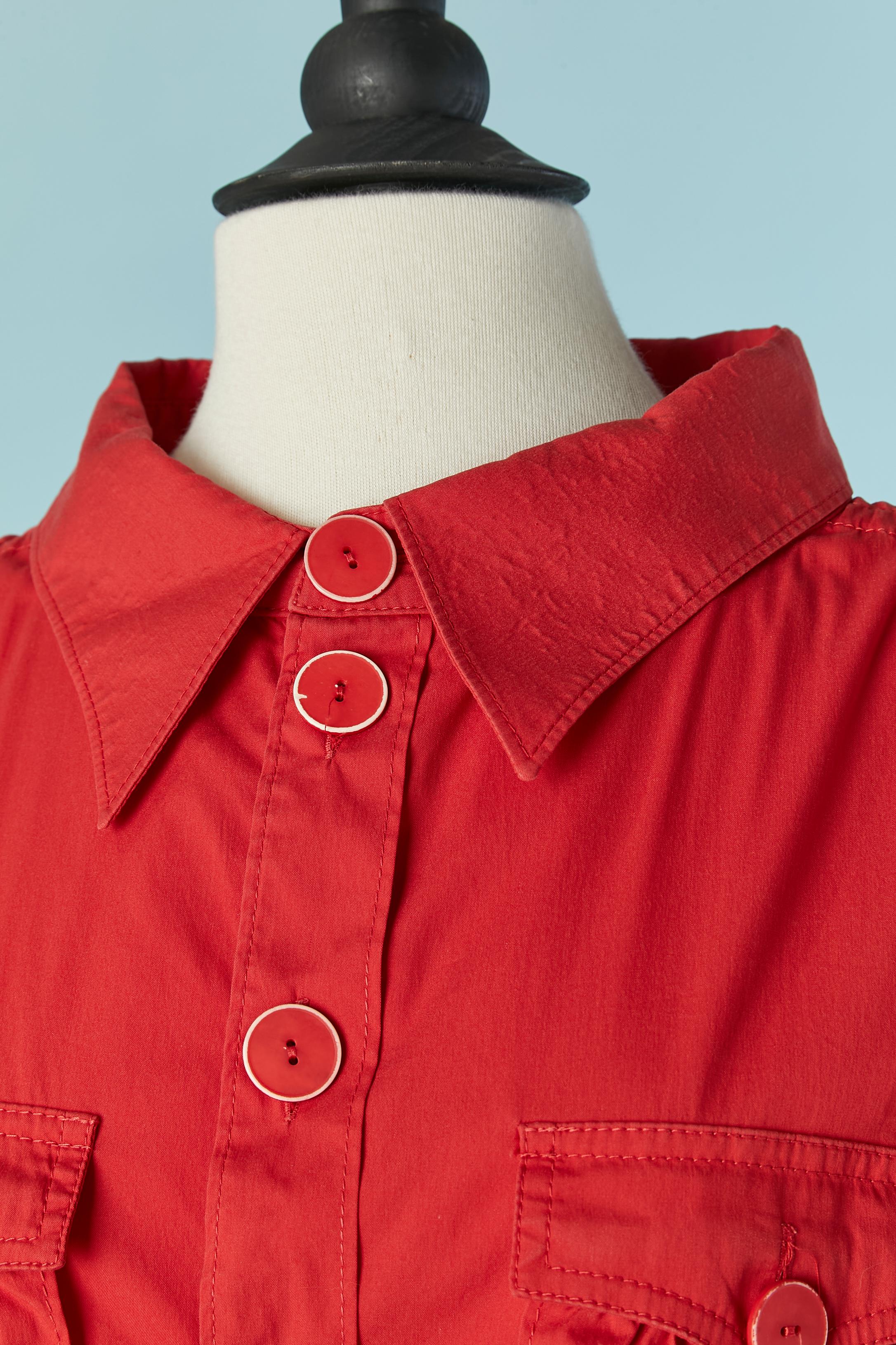 Abito chemise in cotone rosso elasticizzato con tasca e chiusura con bottone e asola su entrambi i lati. Coulisse sulla spalla con arricciatura. 
TAGLIA M 