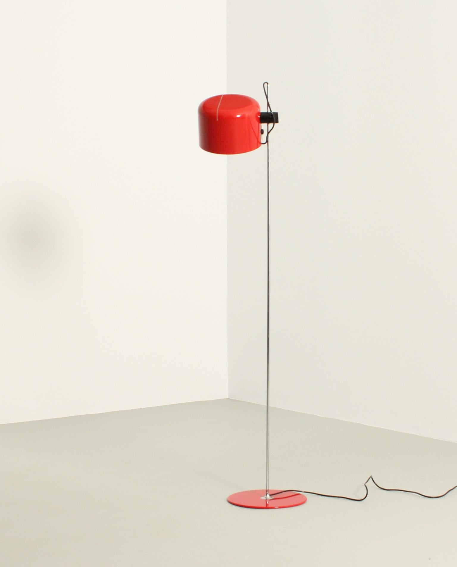 Coupé floor lamp designed by Joe Colombo in 1967 for Oluce, Italy. Early edition in red lacquered metal and chrome. Adjustable in height with rotary shade.