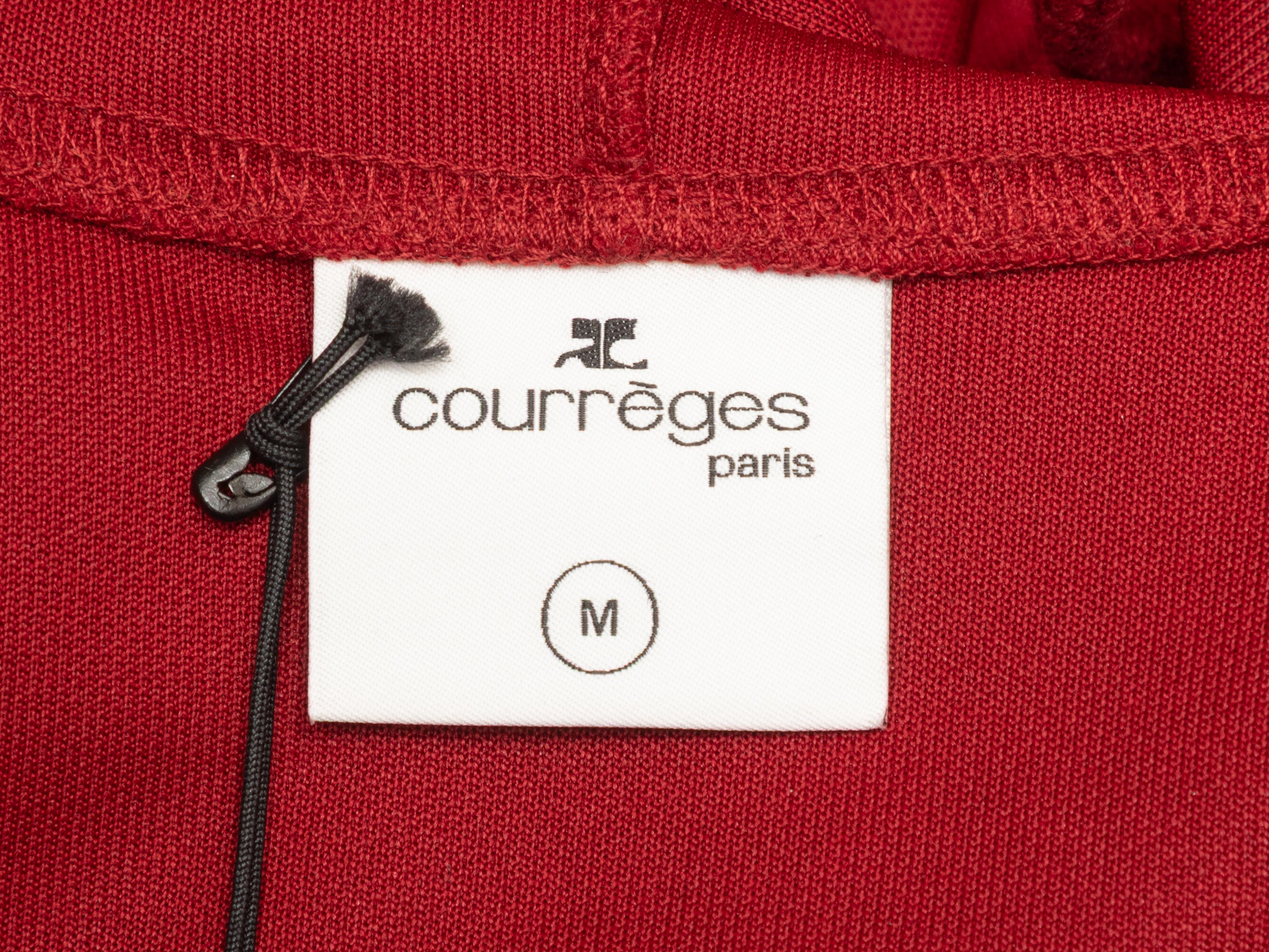 Sudadera atlética roja con capucha de Courreges. Logotipo en la parte delantera del pecho. Cierre con cremallera en el centro delantero. 38