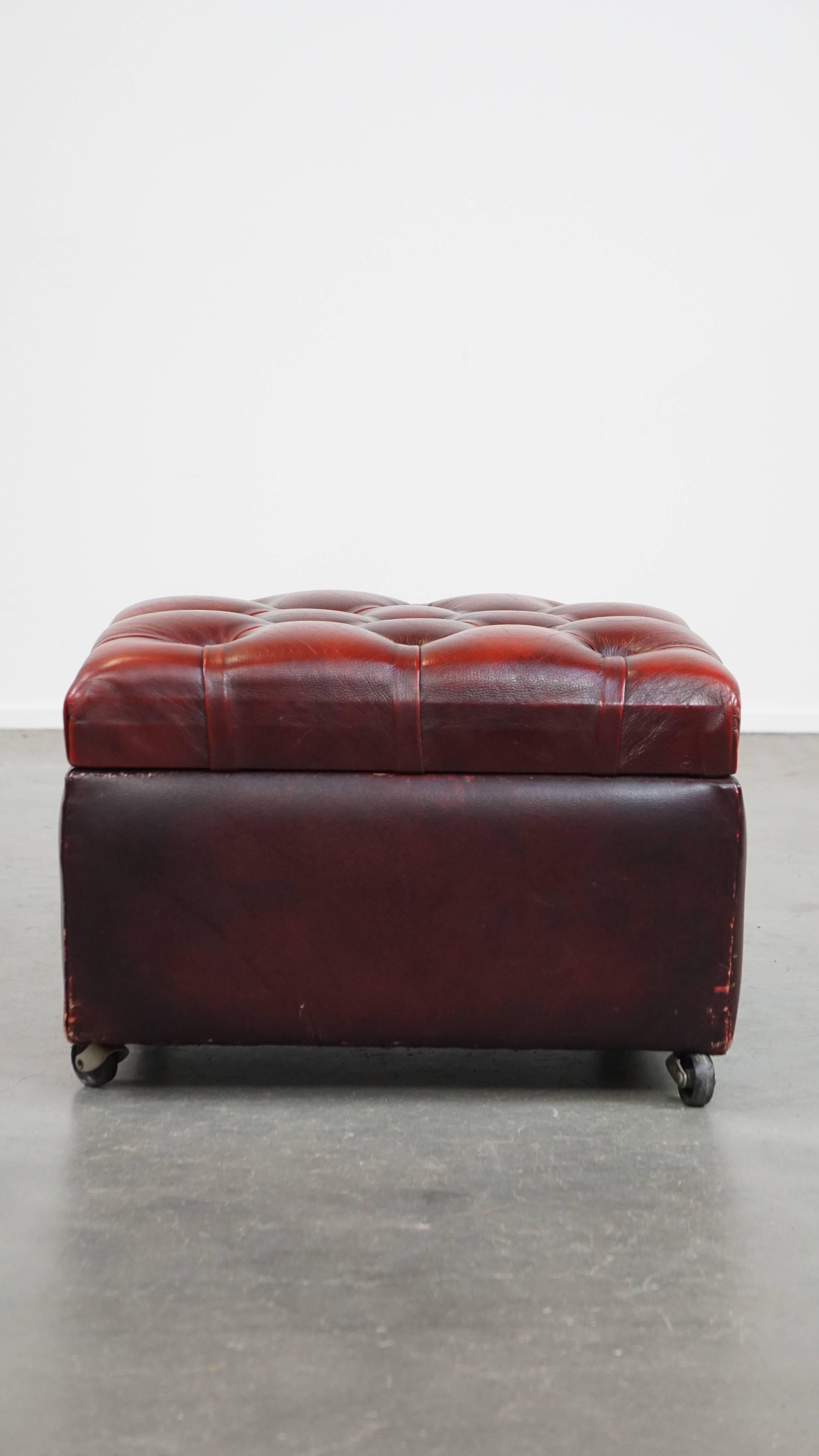 Otomana/puf de almacenaje cuadrado de piel de vacuno roja Chesterfield en venta