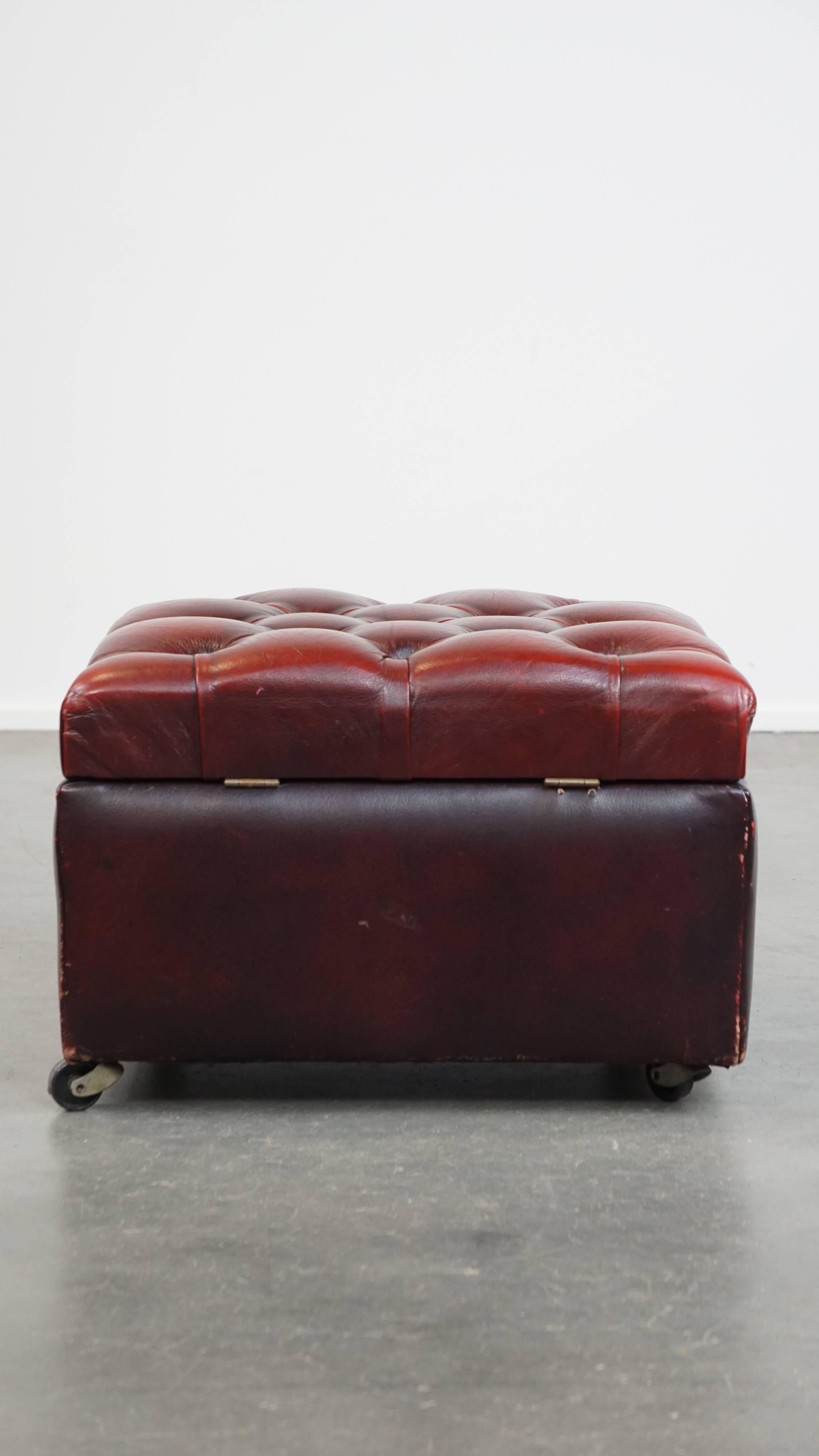 Otomana/puf de almacenaje cuadrado de piel de vacuno roja Hecho a mano en venta