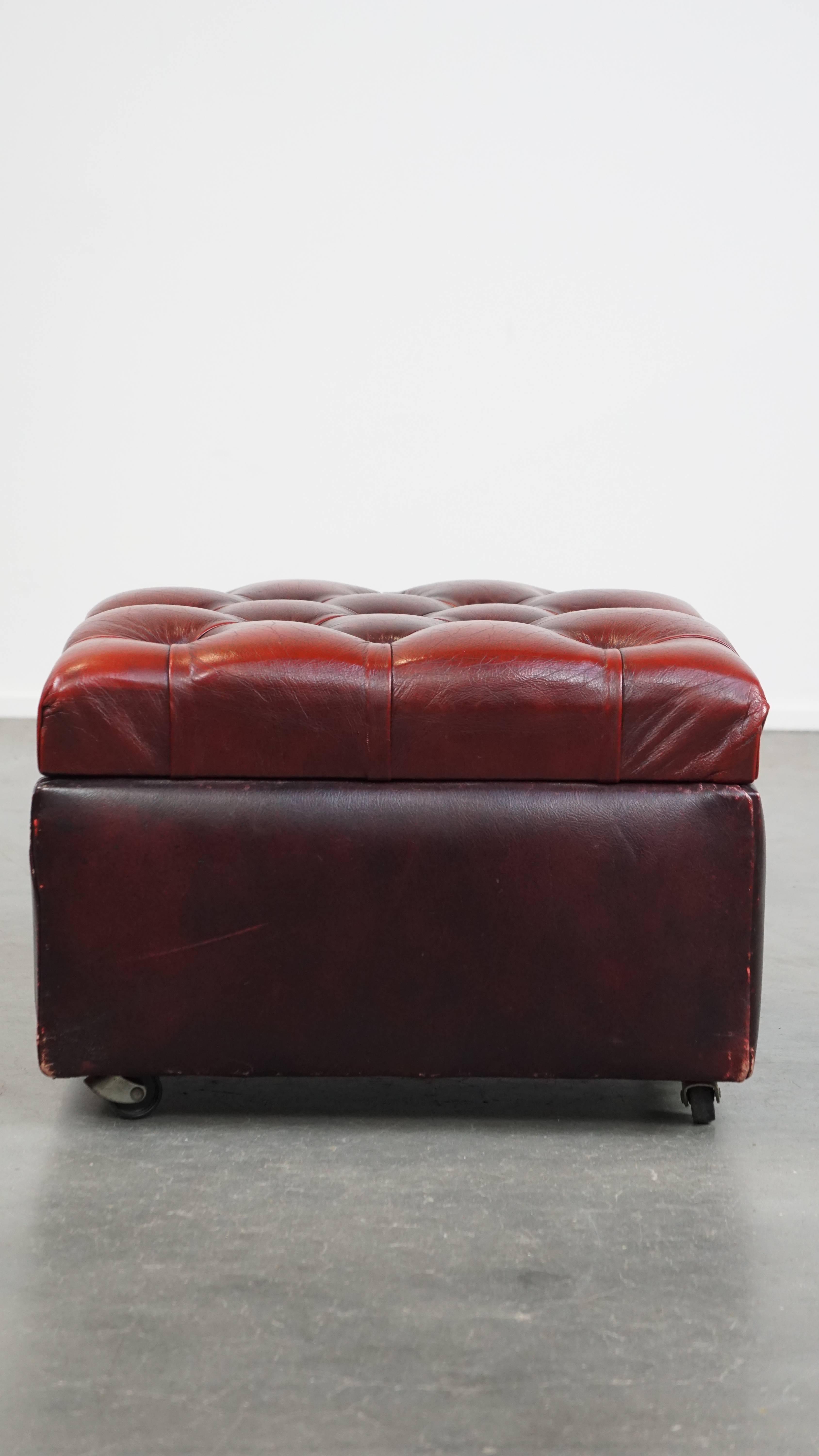 Otomana/puf de almacenaje cuadrado de piel de vacuno roja en Bueno estado para la venta en Harderwijk, NL