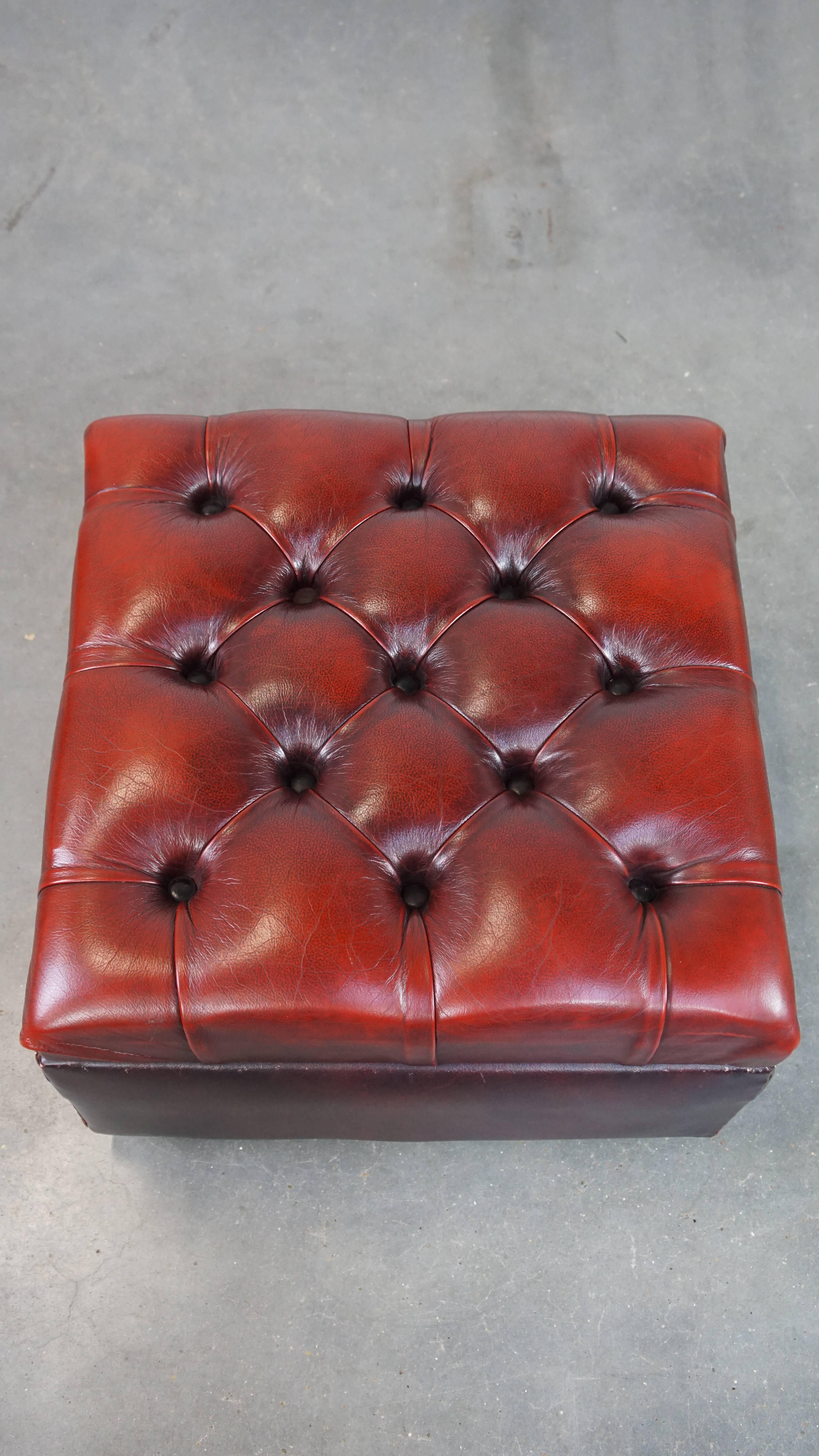 Otomana/puf de almacenaje cuadrado de piel de vacuno roja siglo XX en venta