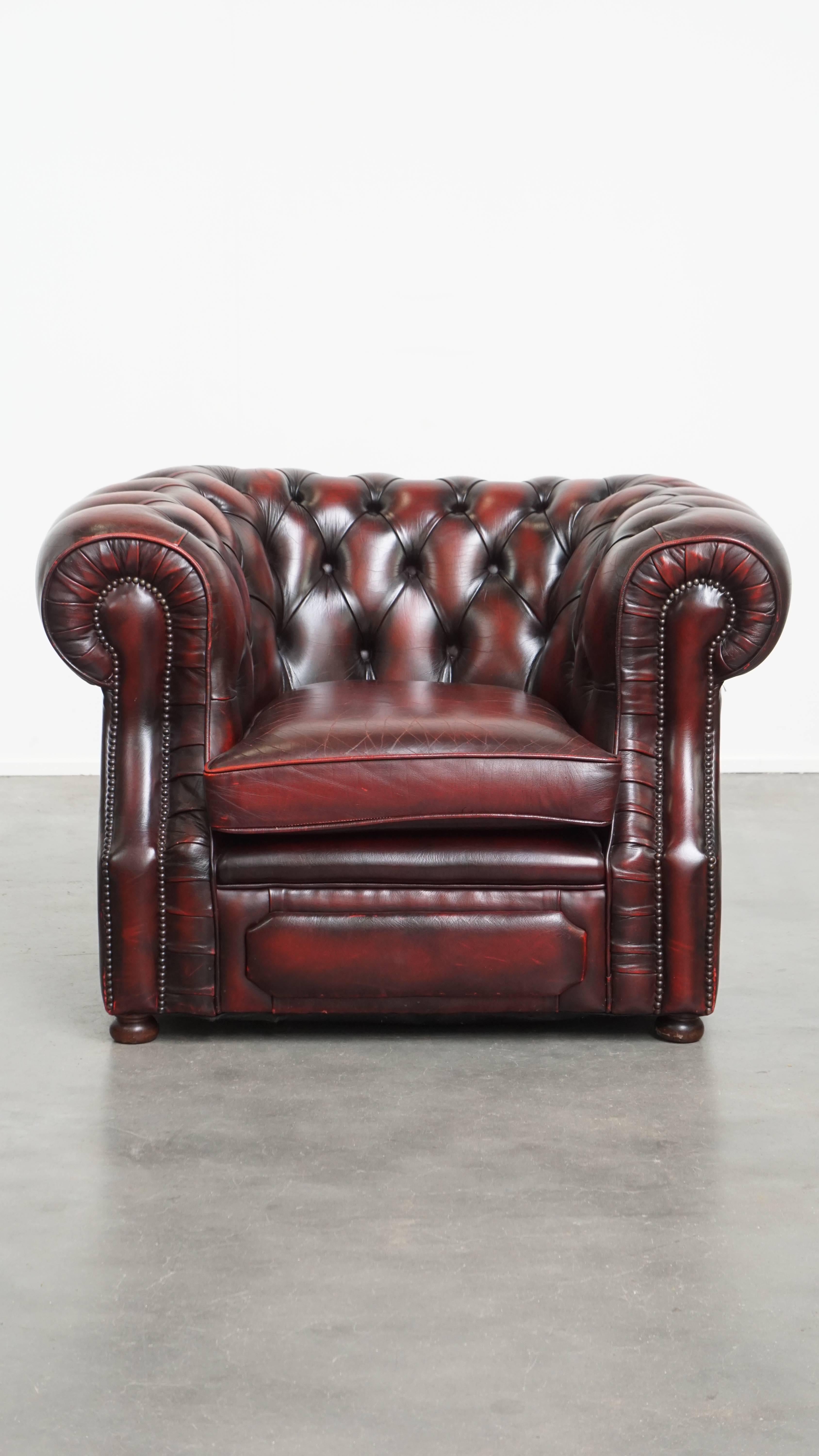 In offerta c'è questa classica e lussuosa poltrona club Chesterfield in pelle di vacchetta rossa in stile inglese con borchie decorative. Grazie al suo ricco colore rosso sangue, questa bellissima poltrona Chesterfield è un vero e proprio richiamo