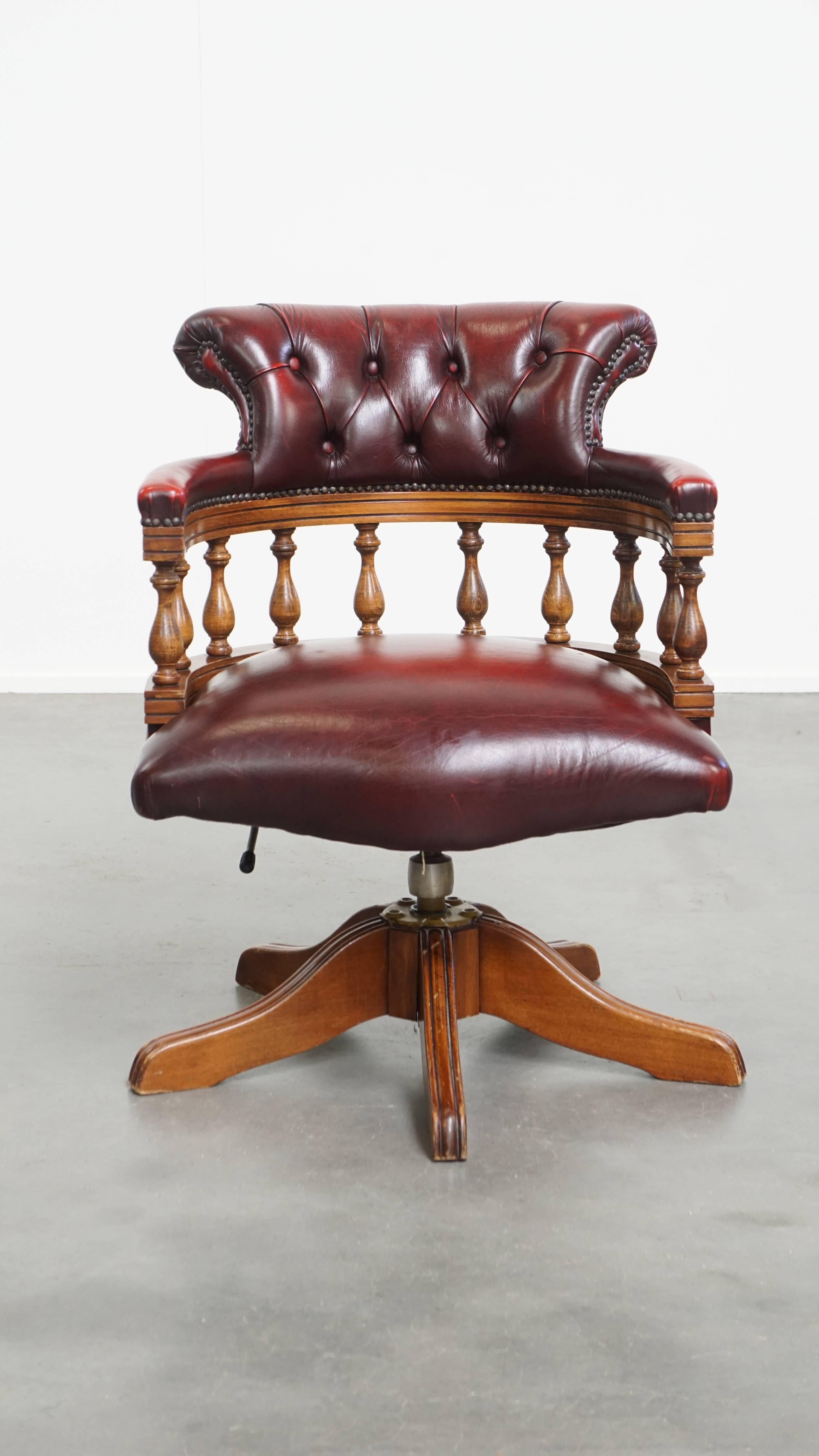 In offerta c'è questa sedia da ufficio Chesterfield in pelle di vacchetta rossa regolabile in altezza in stile inglese, con funzionalità di rotazione e inclinazione.
Riesci già a immaginarti seduto a lavorare su questa sedia da ufficio lussuosa e