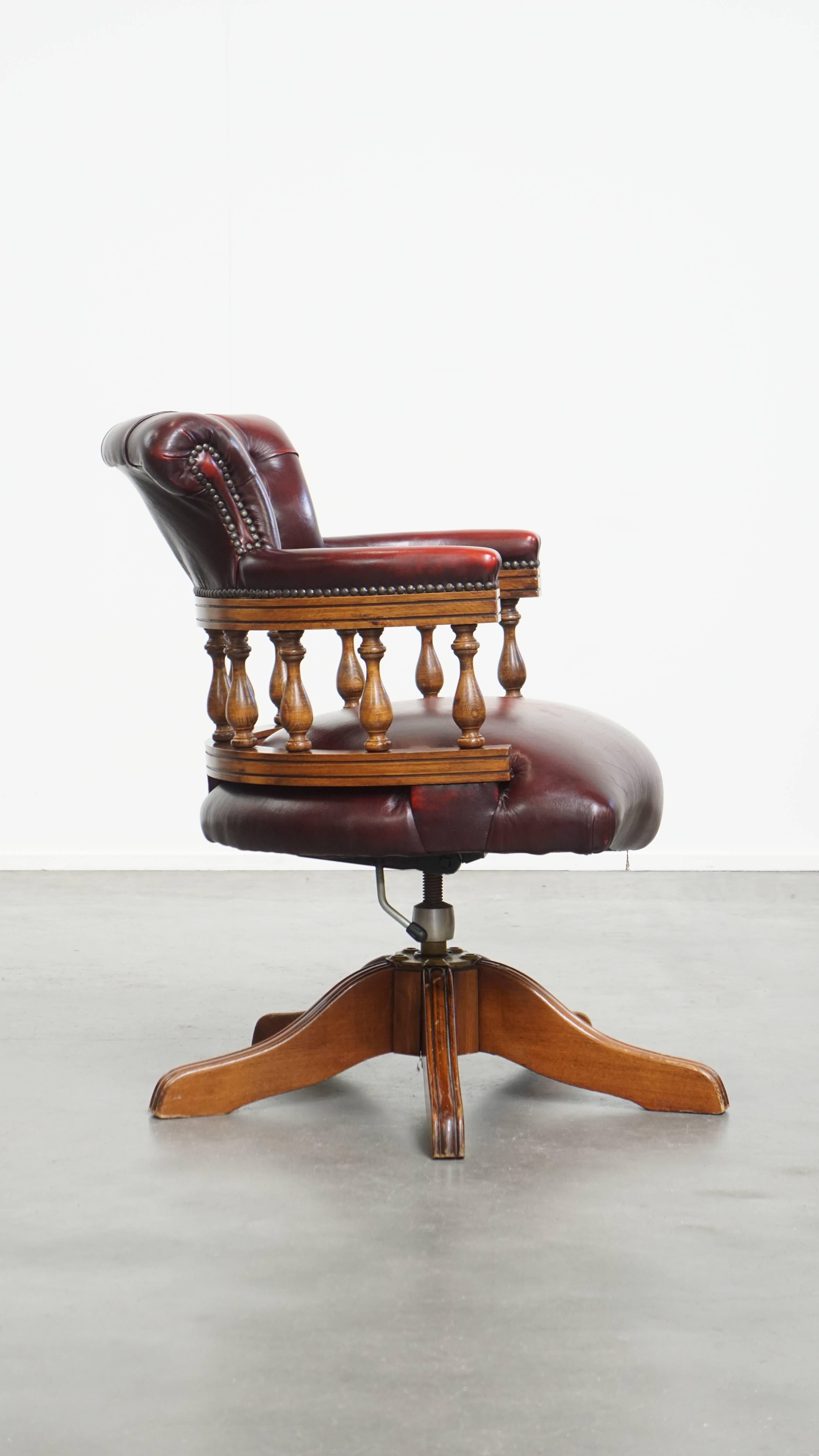 Fatto a mano Sedia da ufficio Chesterfield in pelle di vacchetta rossa in stile inglese in vendita