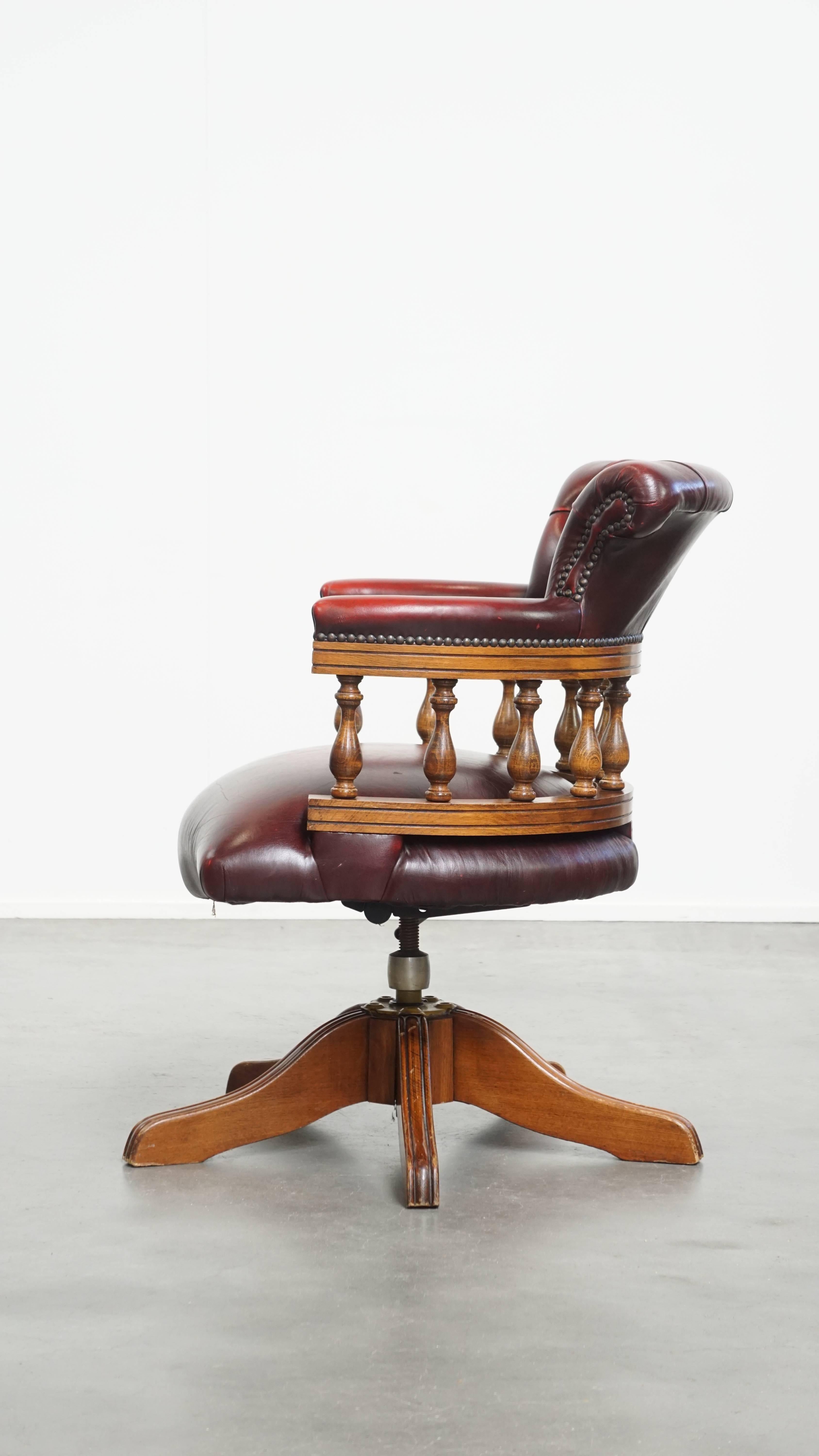 XX secolo Sedia da ufficio Chesterfield in pelle di vacchetta rossa in stile inglese in vendita