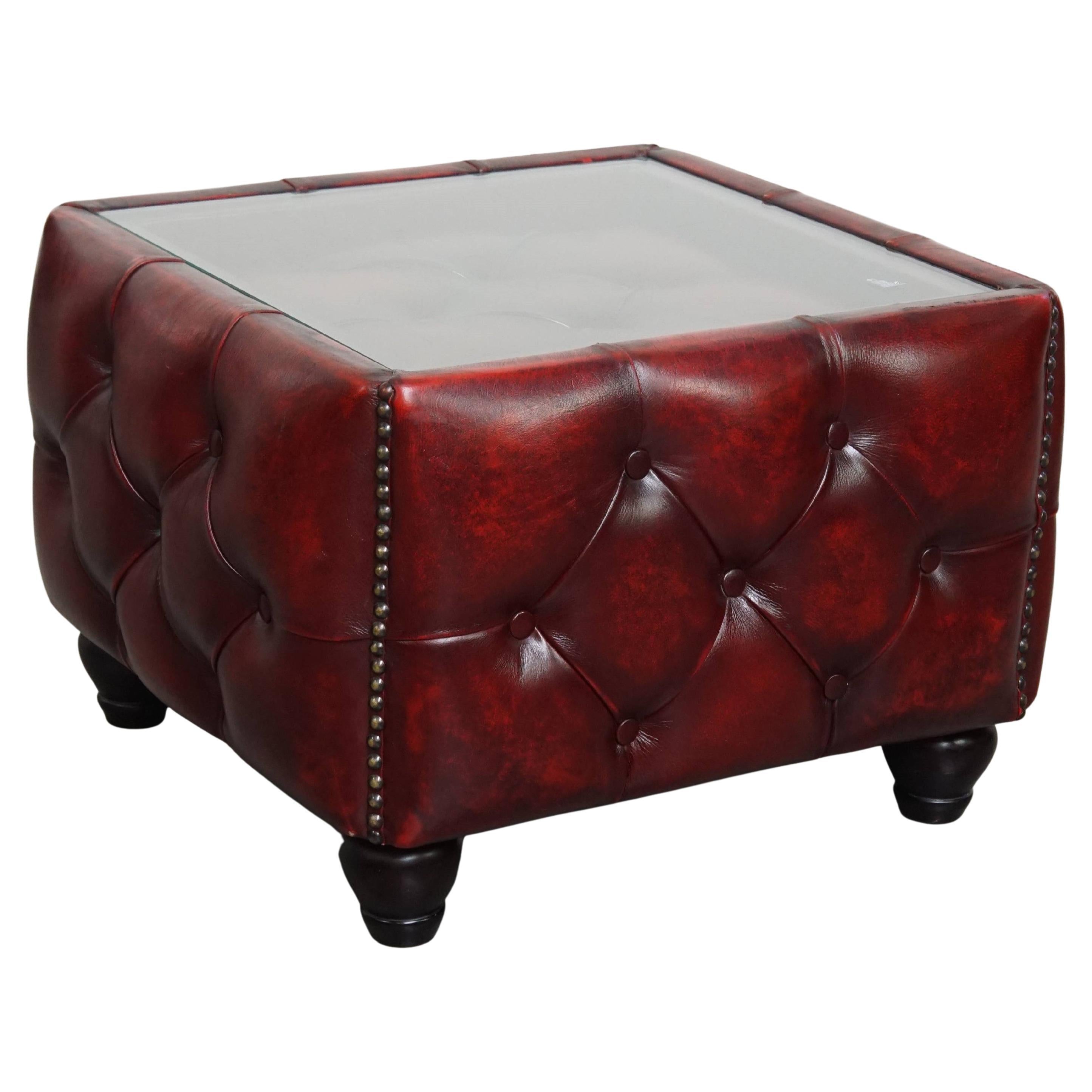 Tavolino Chesterfield in pelle di vacchetta rossa con piano in vetro