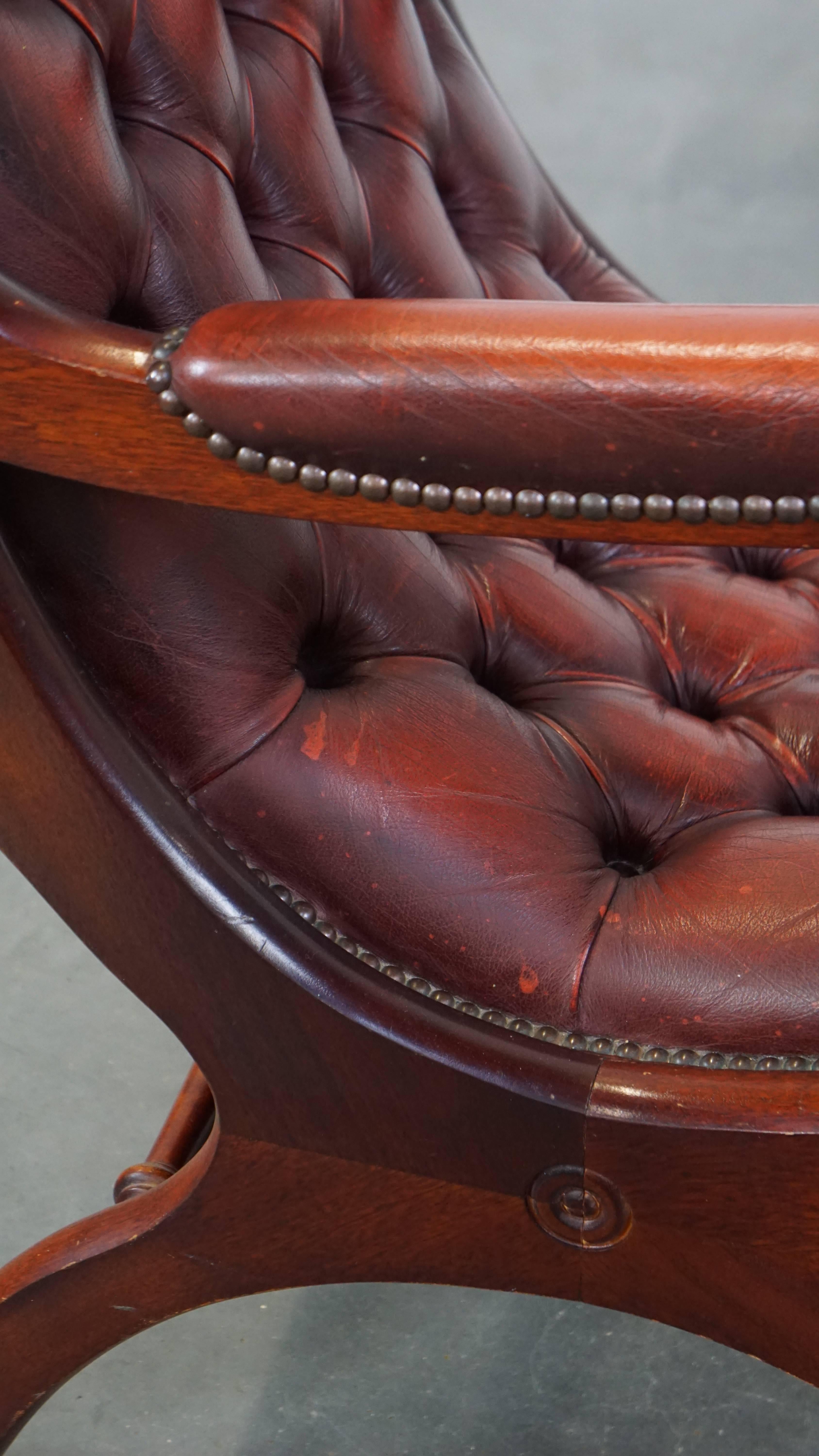 Englischer Chesterfield-Sessel aus rotem Rindsleder in Kombination mit Holz im Angebot 6