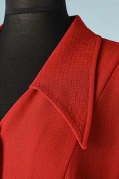 Rotes Cocktailkleid aus Crêpe mit goldenem Metall "V" auf beiden Taschen Valentino Miss V
