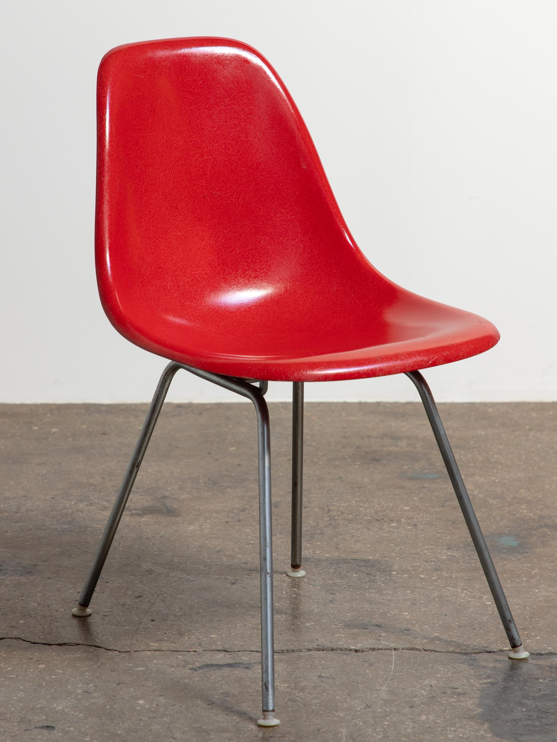 Múltiples disponibles. Silla original de carcasa de fibra de vidrio moldeada, diseñada por Charles and Ray Eames para Herman Miller. Las sillas de concha vintage son muy apreciadas por su atractiva pátina, la distinta textura del hilo y la hermosa