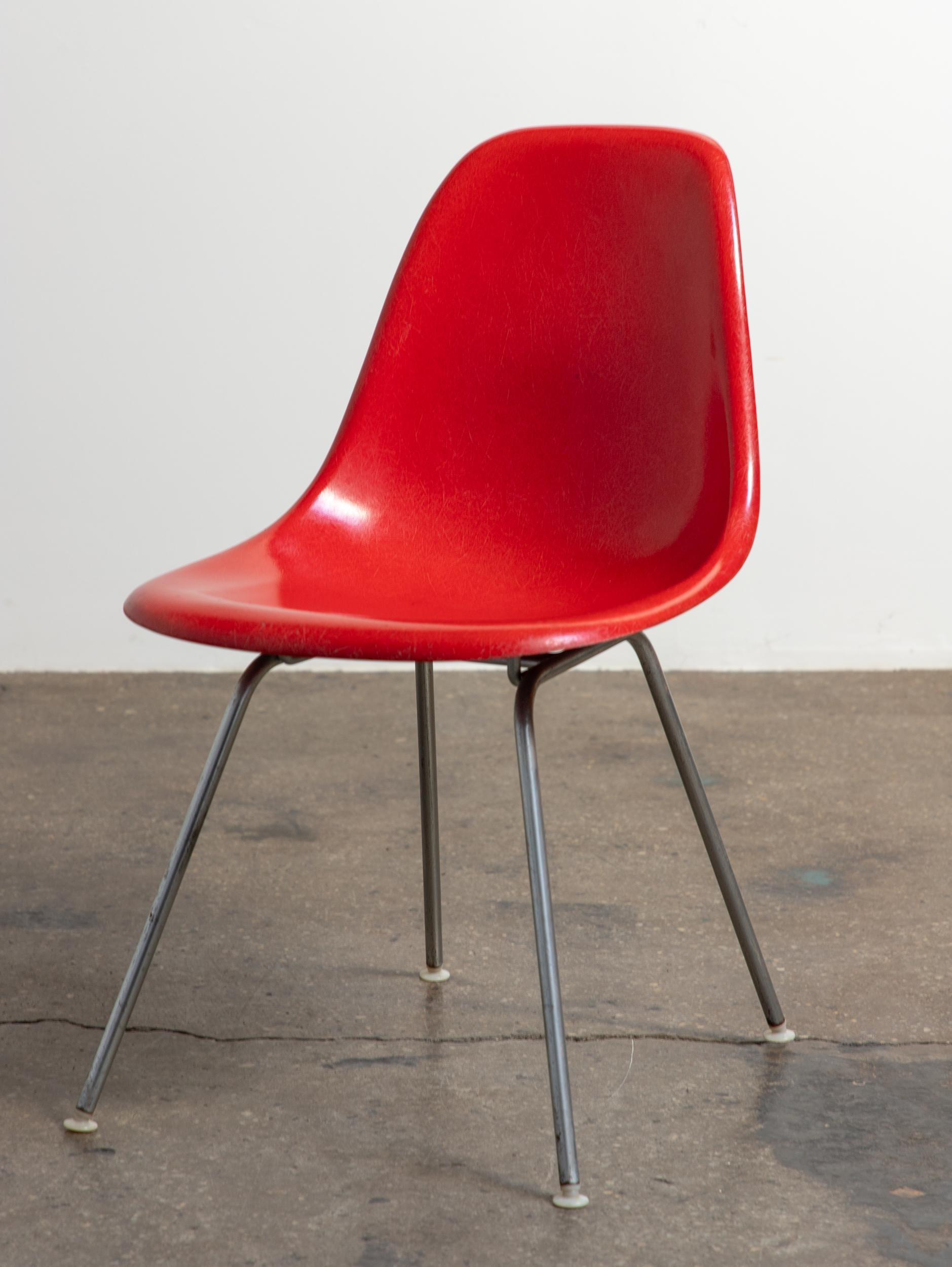 Rojo Carmesí Eames Herman Miller Vintage  Sillas con carcasa de fibra de vidrio Moderno de mediados de siglo en venta